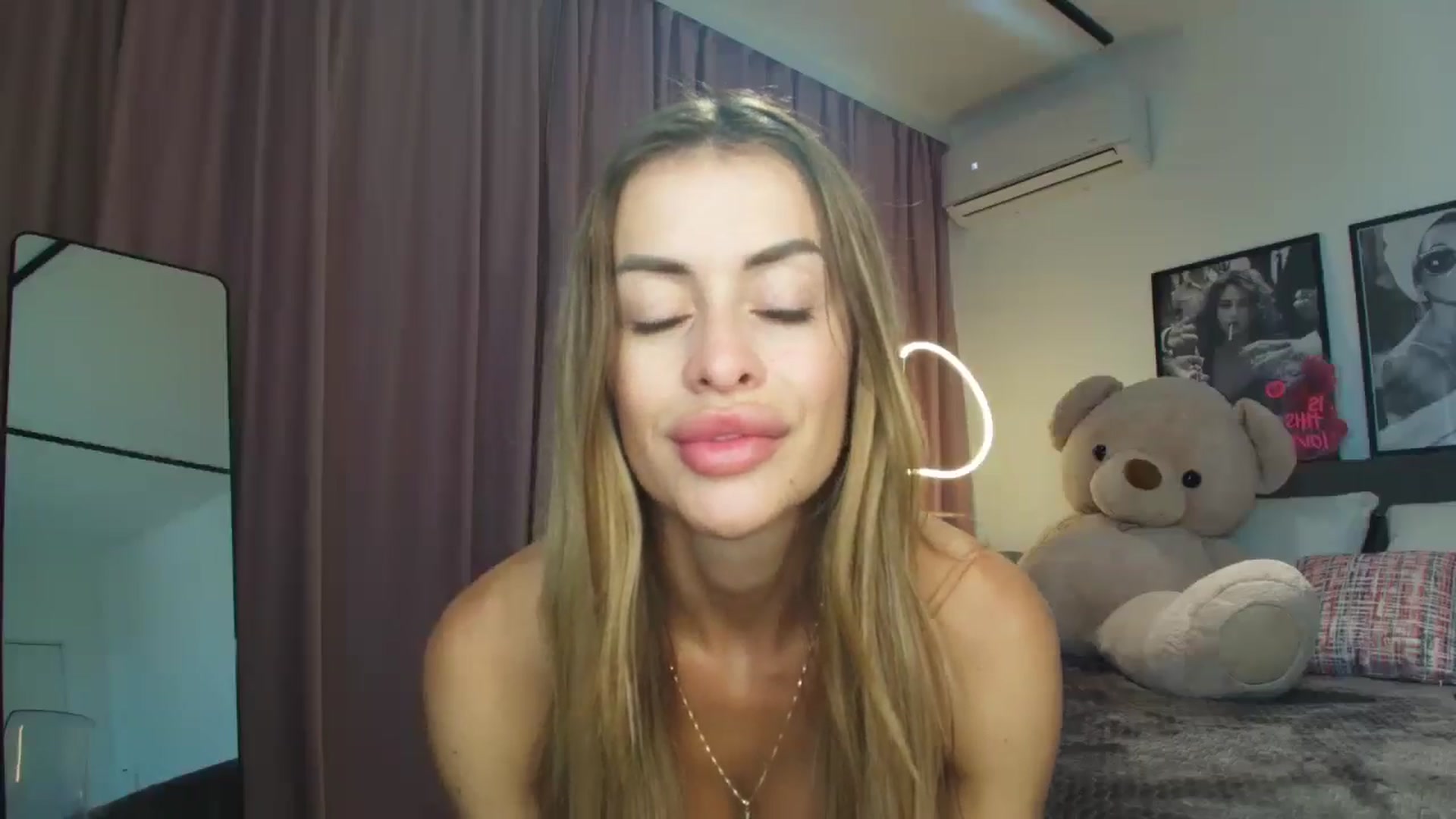 Gallery image thumbnail from Luxie_'s myfreecams stream on, 08/15/2025, 12:29 image 7 of 20