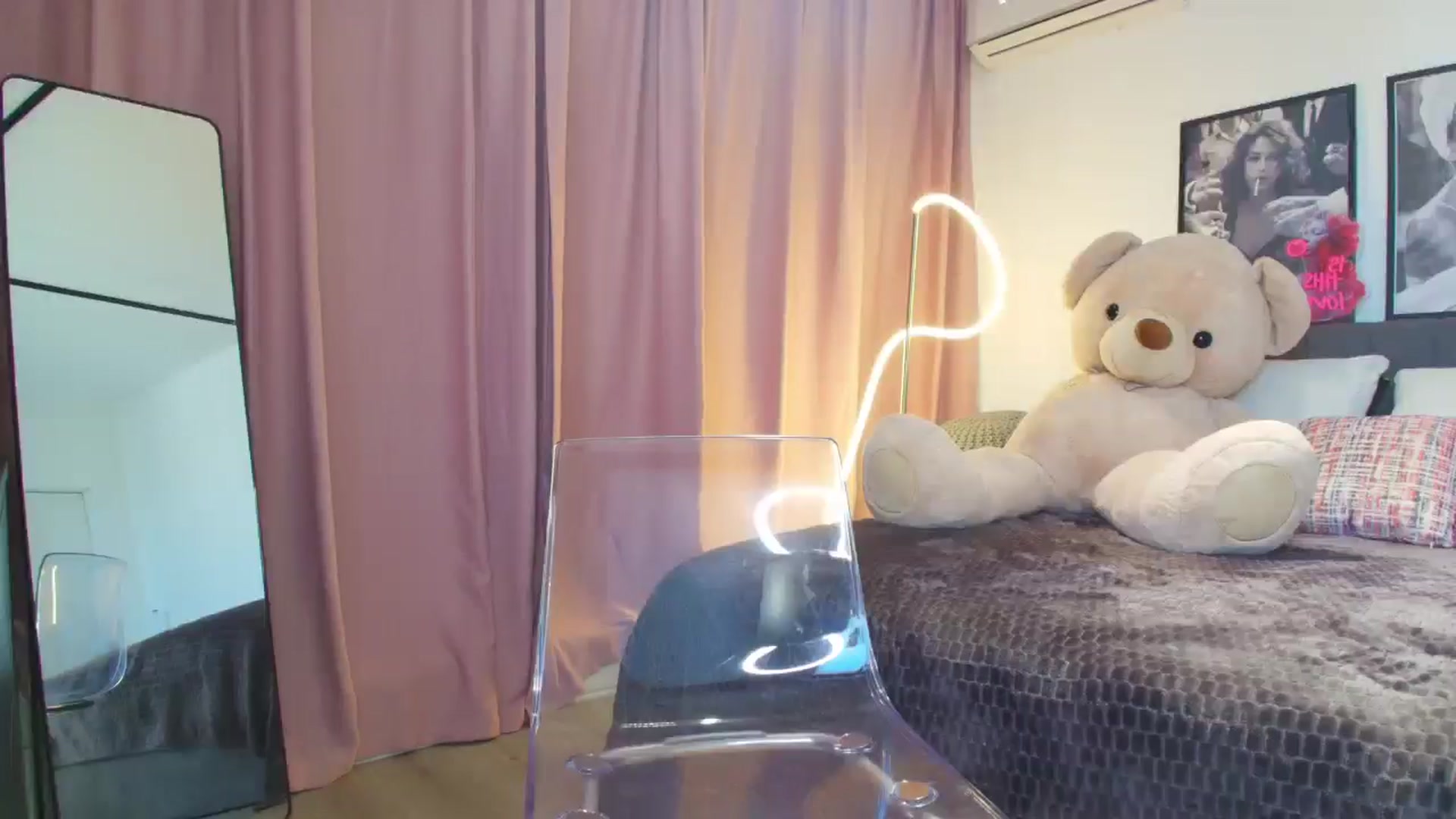 Gallery image thumbnail from Luxie_'s myfreecams stream on, 08/15/2025, 12:29 image 11 of 20