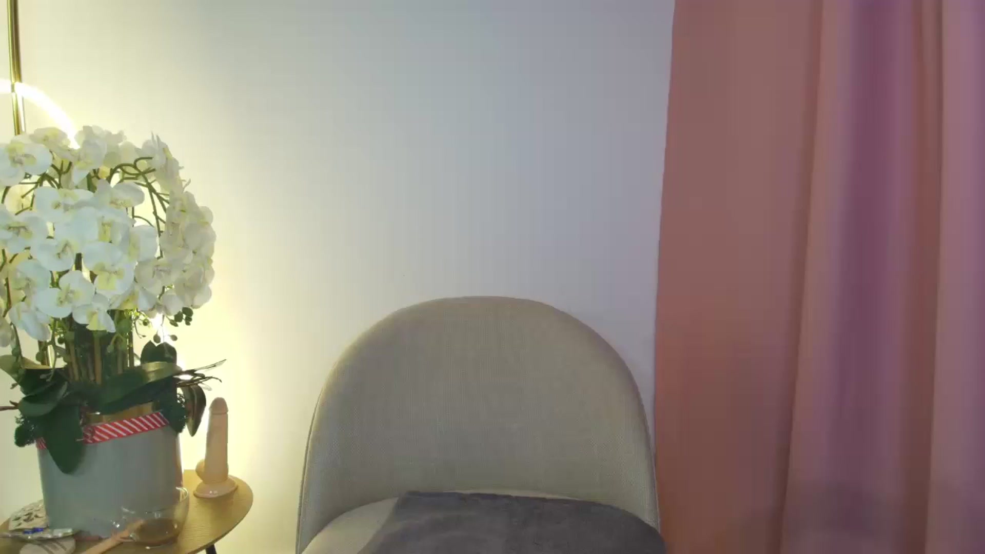 Gallery image thumbnail from Luxie_'s myfreecams stream on, 08/20/2025, 09:13 image 18 of 20