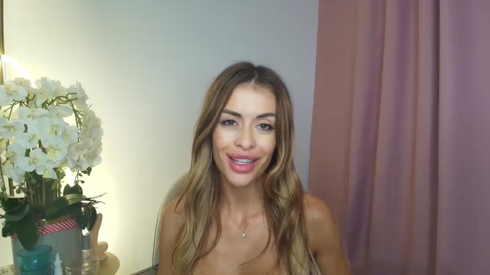 Gallery image thumbnail from Luxie_'s myfreecams stream on, 08/20/2025, 12:03 image 19 of 20