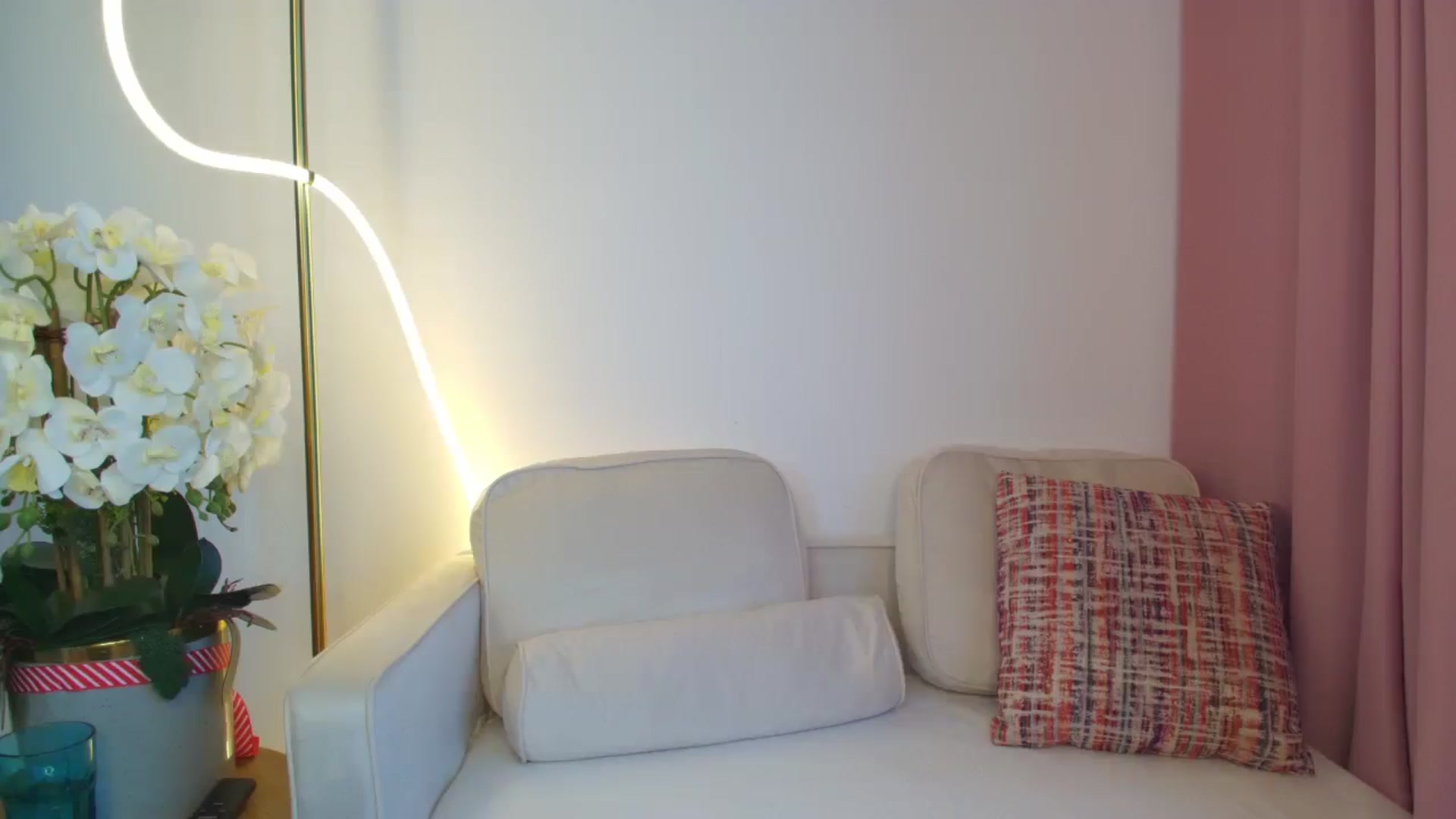 Gallery image thumbnail from Luxie_'s myfreecams stream on, 08/28/2025, 09:53 image 6 of 20
