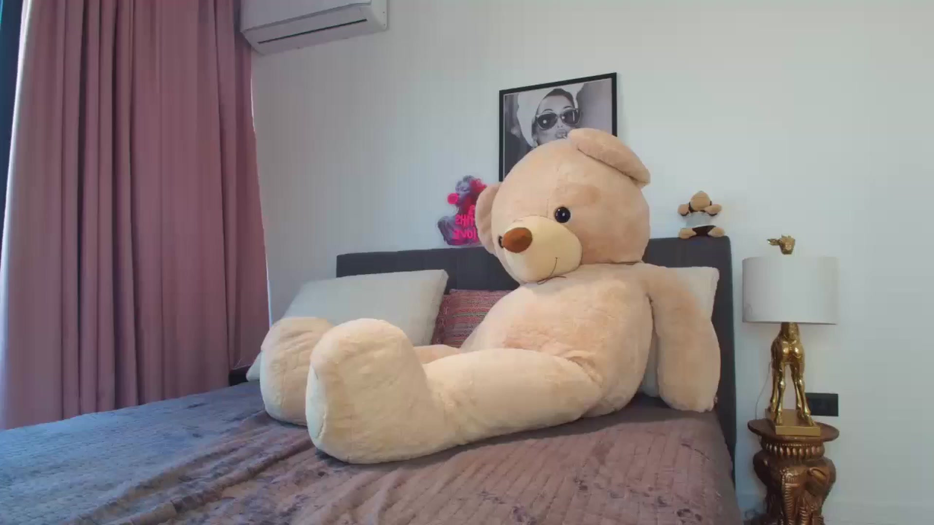 Gallery image thumbnail from Luxie_'s myfreecams stream on, 09/03/2025, 11:38 image 8 of 20