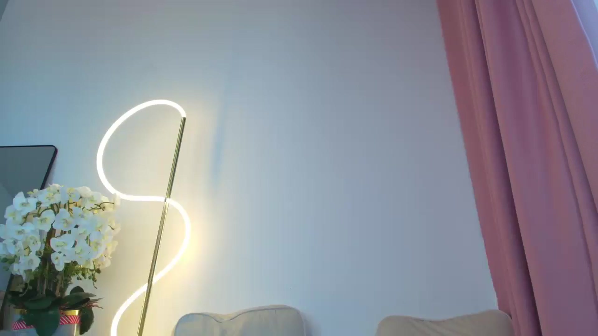 Gallery image thumbnail from Luxie_'s myfreecams stream on, 09/04/2025, 10:20 image 9 of 20