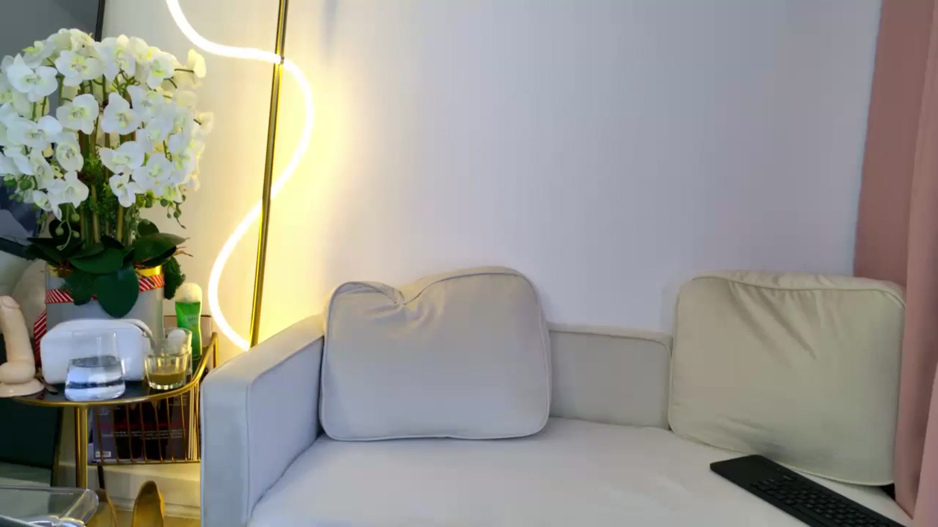 Gallery image thumbnail from Luxie_'s myfreecams stream on, 09/08/2025, 11:56 image 3 of 20