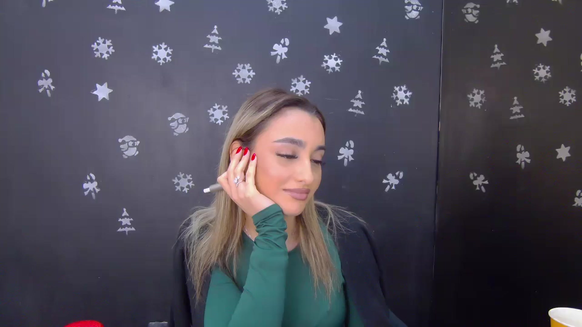 Gallery image thumbnail from Lya_red's myfreecams stream on, 12/24/2025, 13:20 image 16 of 20