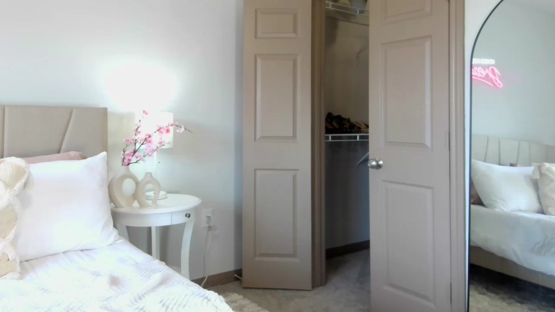 Gallery image thumbnail from Lylajone's myfreecams stream on, 07/31/2023, 18:25 image 18 of 20