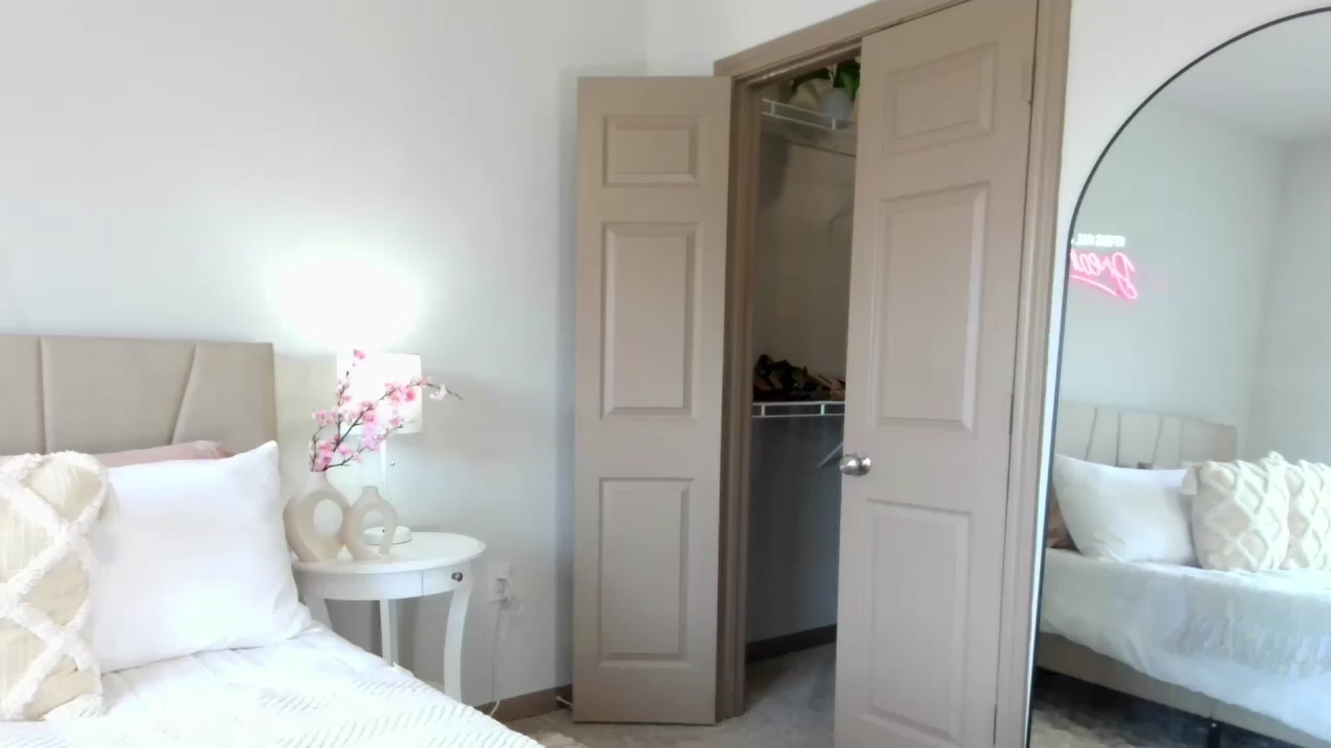 Gallery image thumbnail from Lylajone's myfreecams stream on, 07/31/2023, 19:57 image 3 of 20