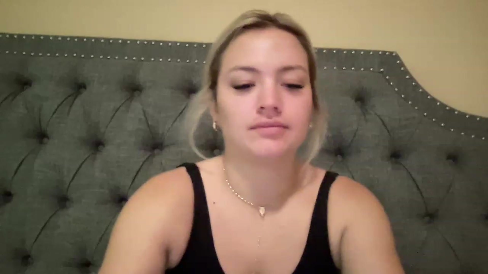 Gallery image thumbnail from Lynn_6's myfreecams stream on, 05/19/2023, 12:44 image 8 of 20