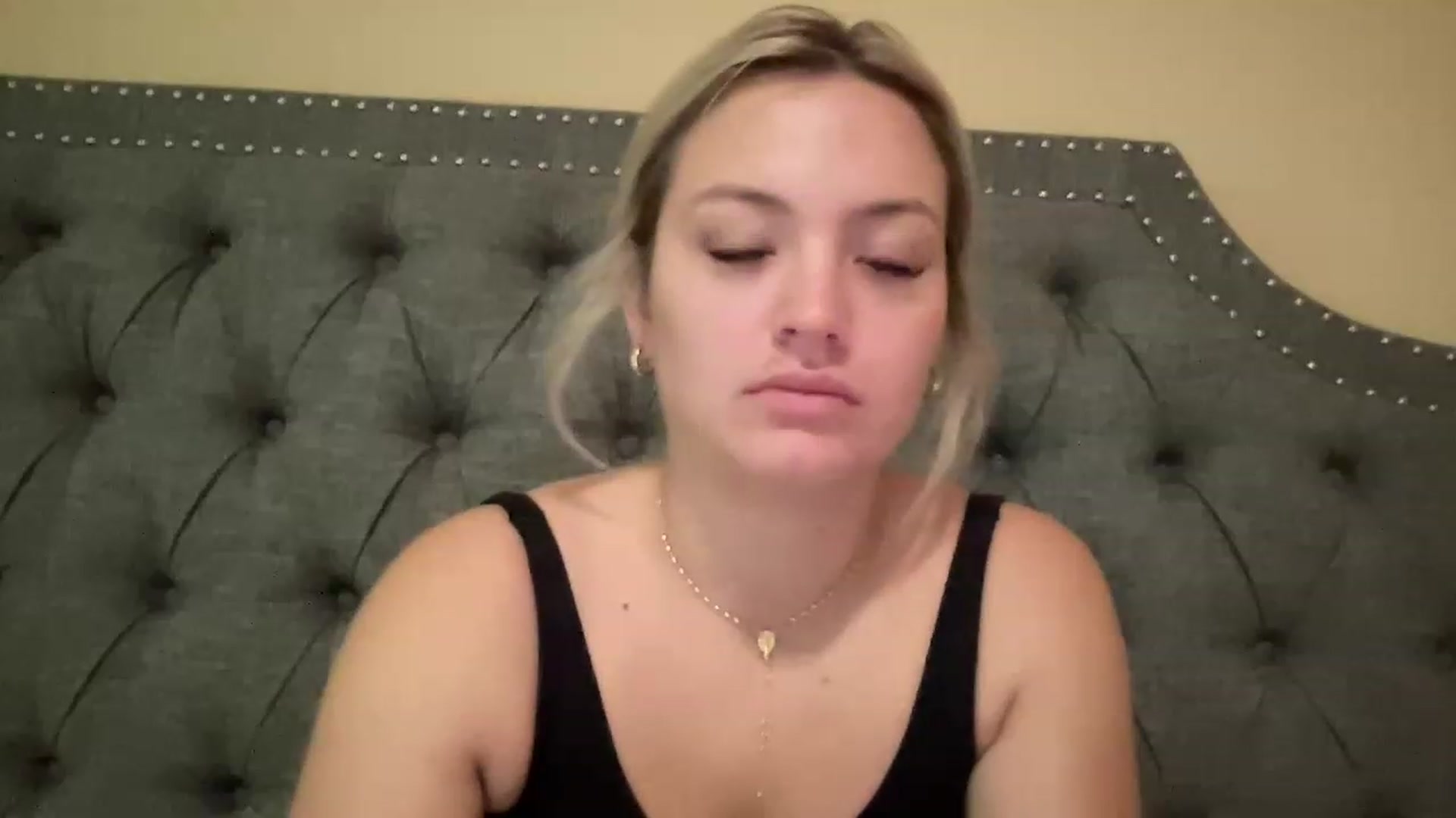 Gallery image thumbnail from Lynn_6's myfreecams stream on, 05/19/2023, 12:44 image 17 of 20