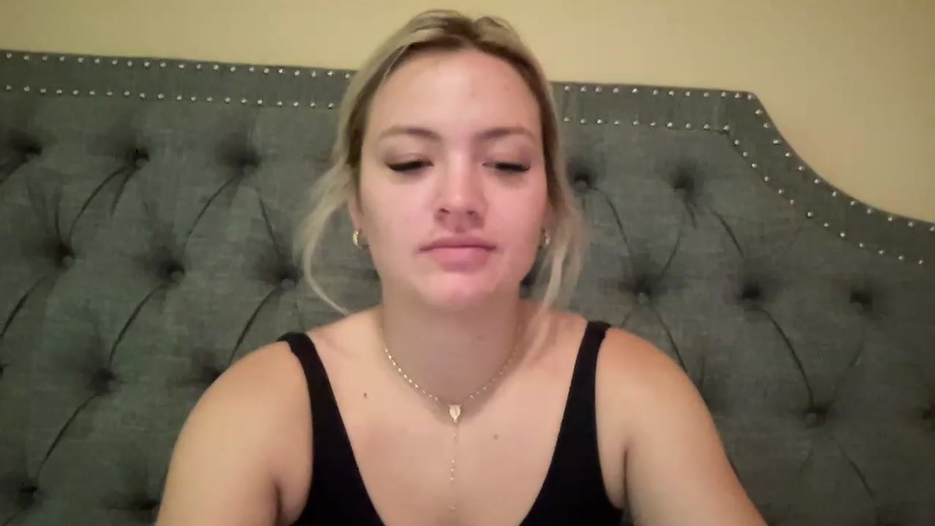 Gallery image thumbnail from Lynn_6's myfreecams stream on, 05/19/2023, 12:44 image 16 of 20