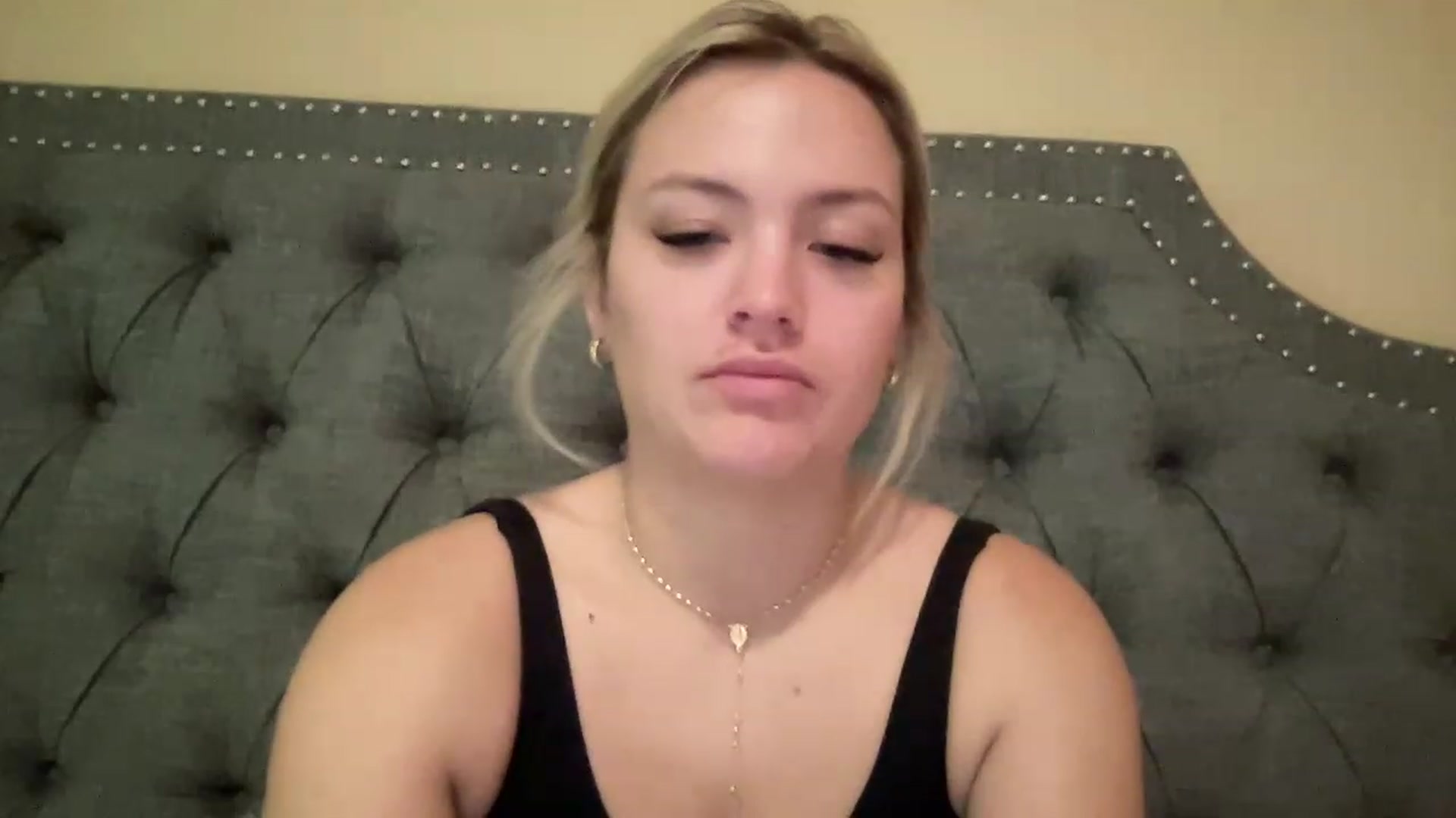 Gallery image thumbnail from Lynn_6's myfreecams stream on, 05/19/2023, 12:44 image 12 of 20