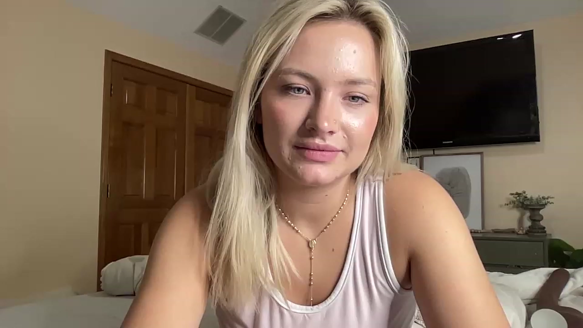 Gallery image thumbnail from Lynn_6's myfreecams stream on, 06/07/2023, 16:32 image 6 of 20