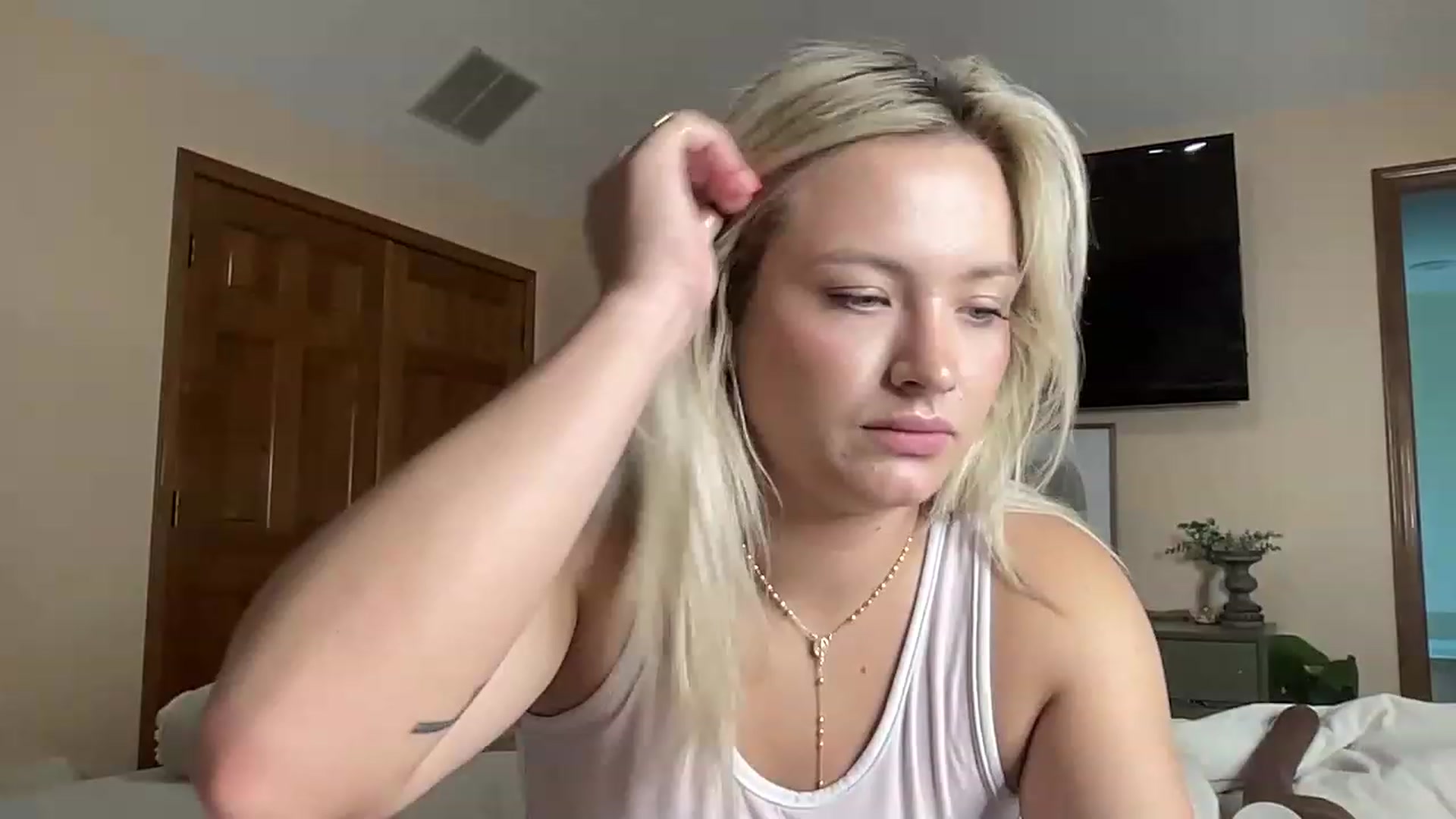 Gallery image thumbnail from Lynn_6's myfreecams stream on, 06/07/2023, 16:32 image 9 of 20