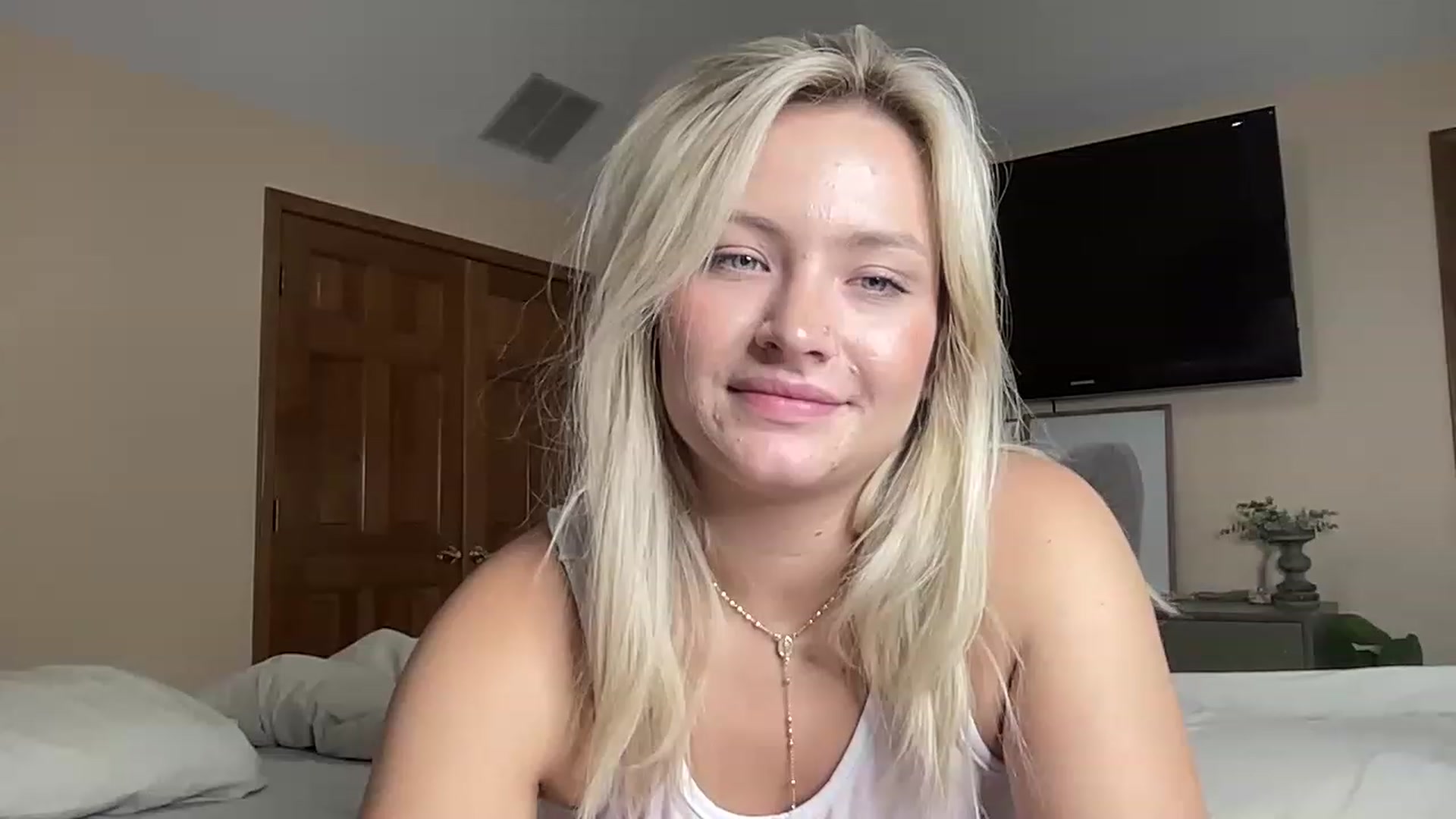 Gallery image thumbnail from Lynn_6's myfreecams stream on, 06/07/2023, 19:26 image 10 of 20