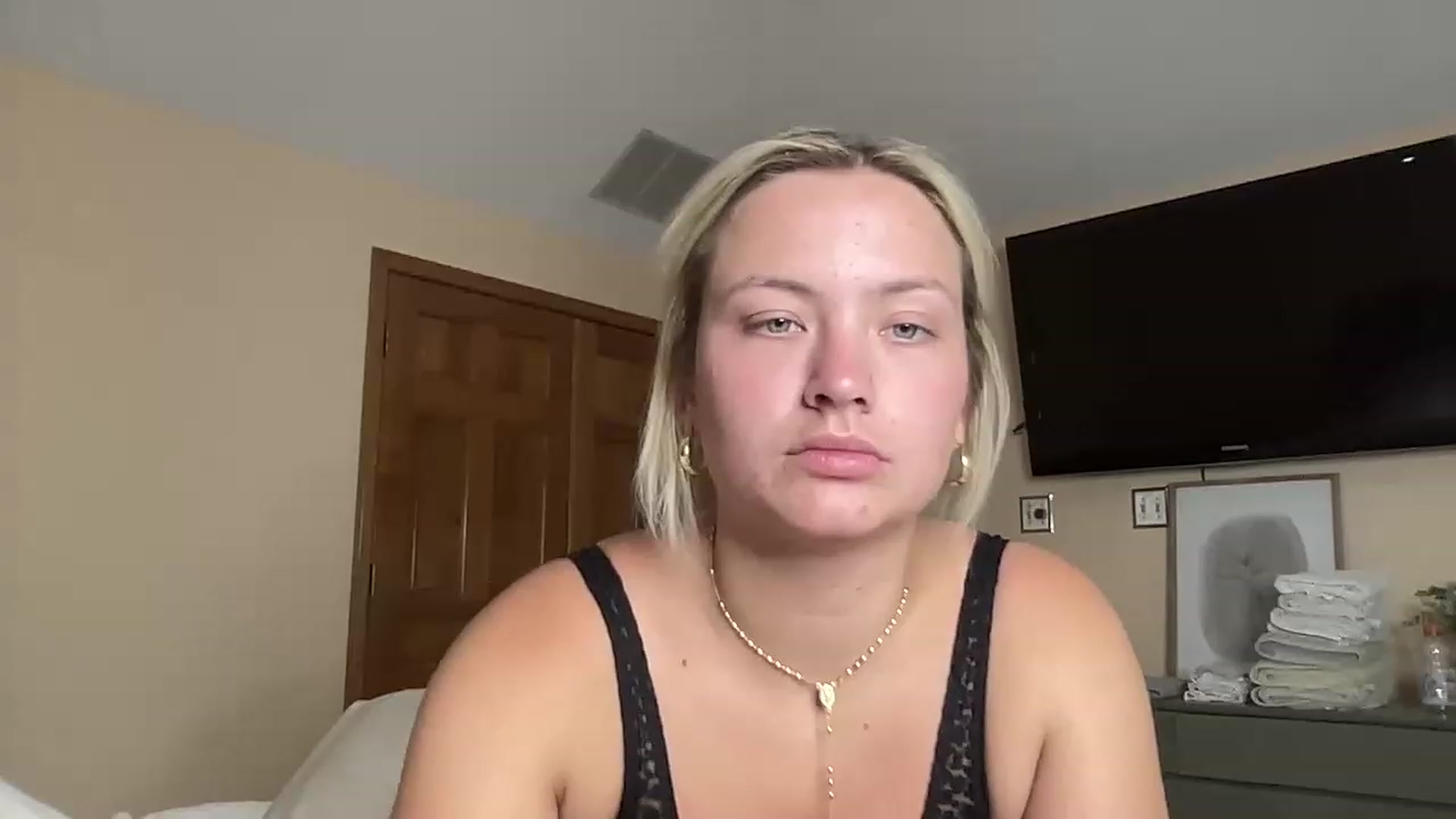 Gallery image thumbnail from Lynn_6's myfreecams stream on, 06/19/2023, 17:07 image 17 of 20
