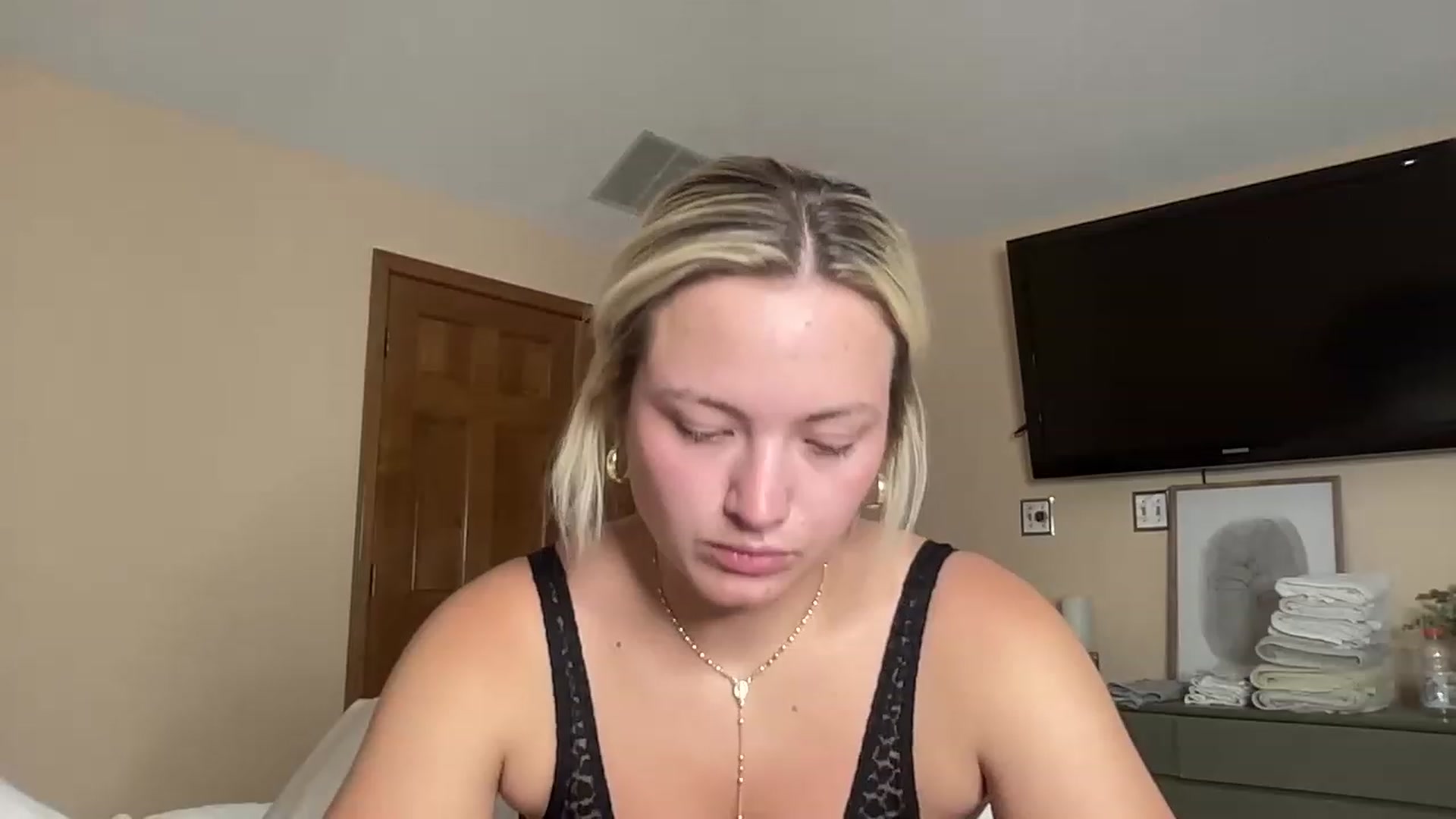 Gallery image thumbnail from Lynn_6's myfreecams stream on, 06/19/2023, 17:07 image 20 of 20