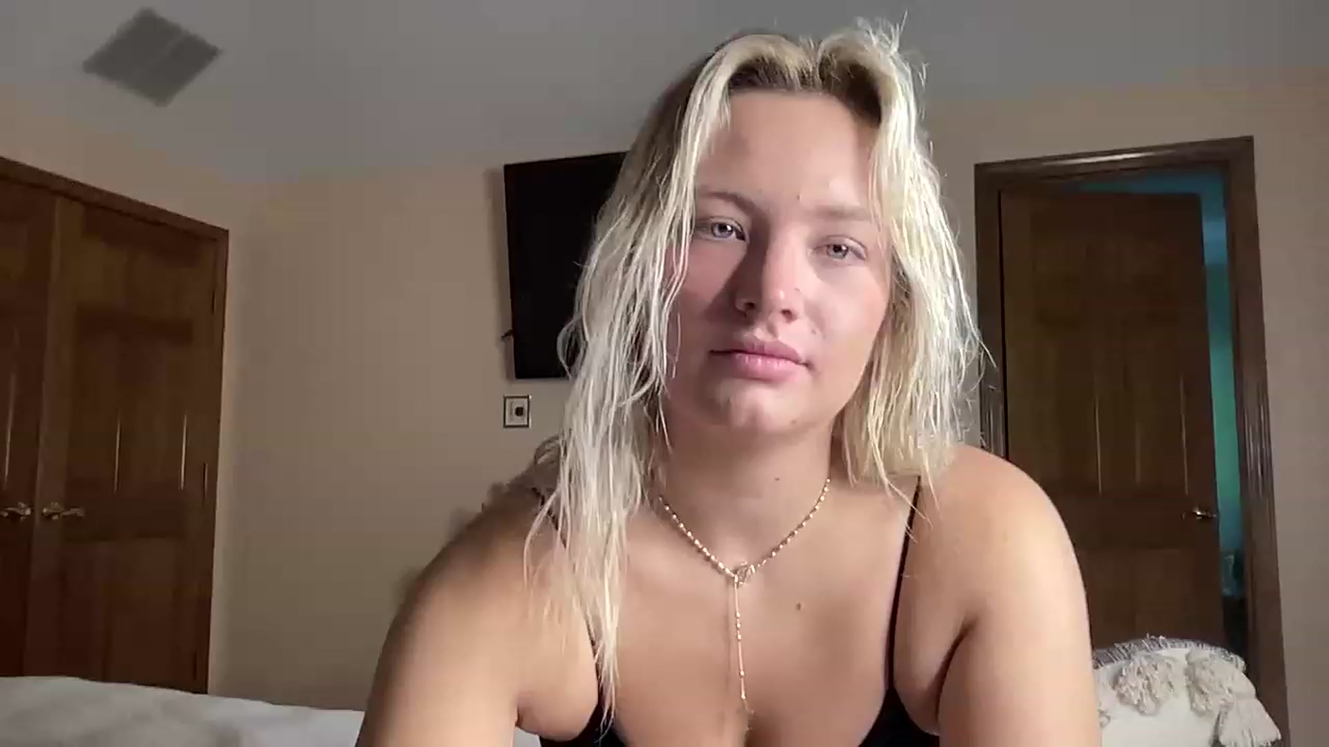 Gallery image thumbnail from Lynn_6's myfreecams stream on, 06/22/2023, 13:02 image 14 of 20