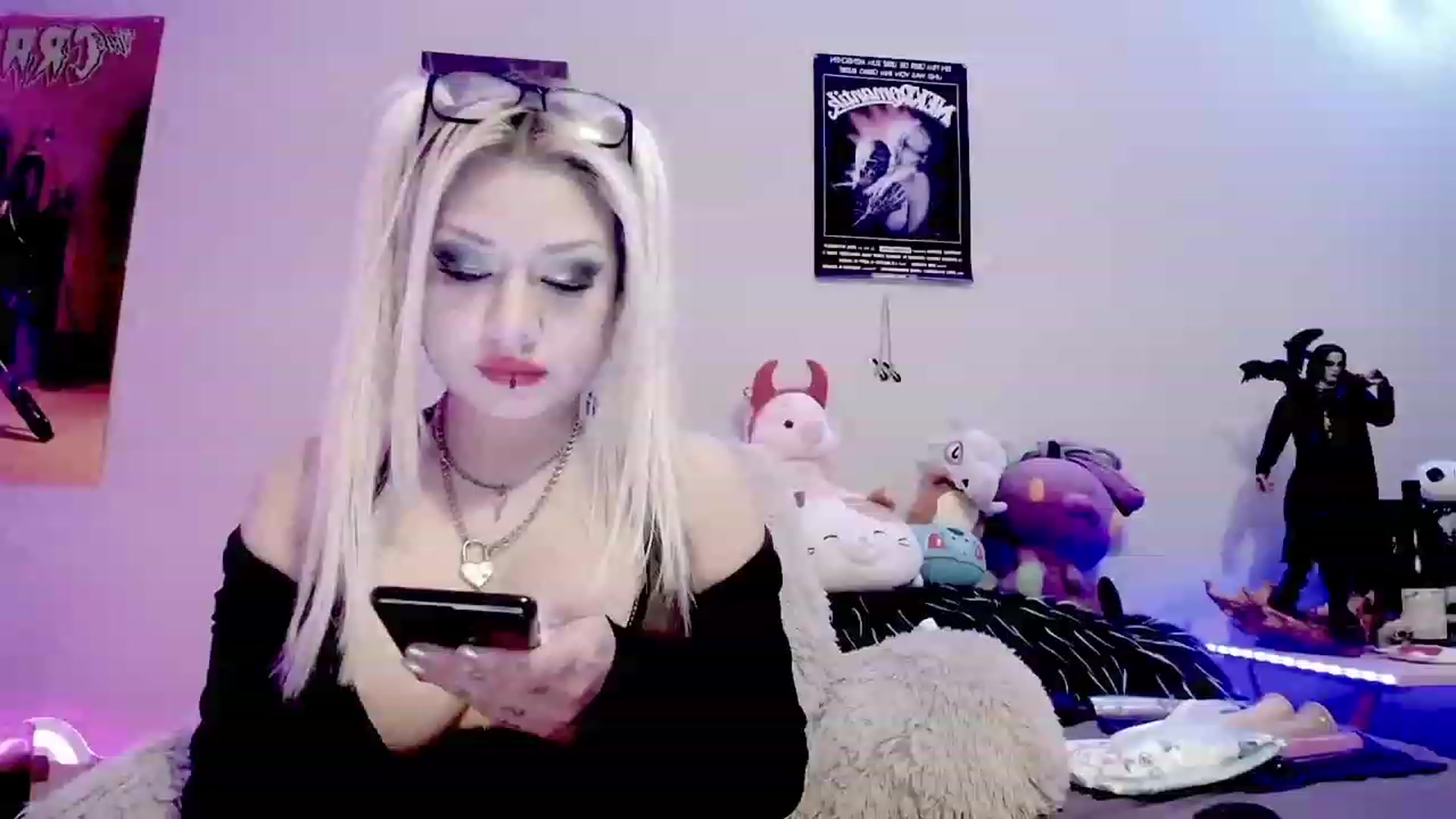 Gallery image thumbnail from Lysergia_'s myfreecams stream on, 12/19/2023, 05:23 image 10 of 20