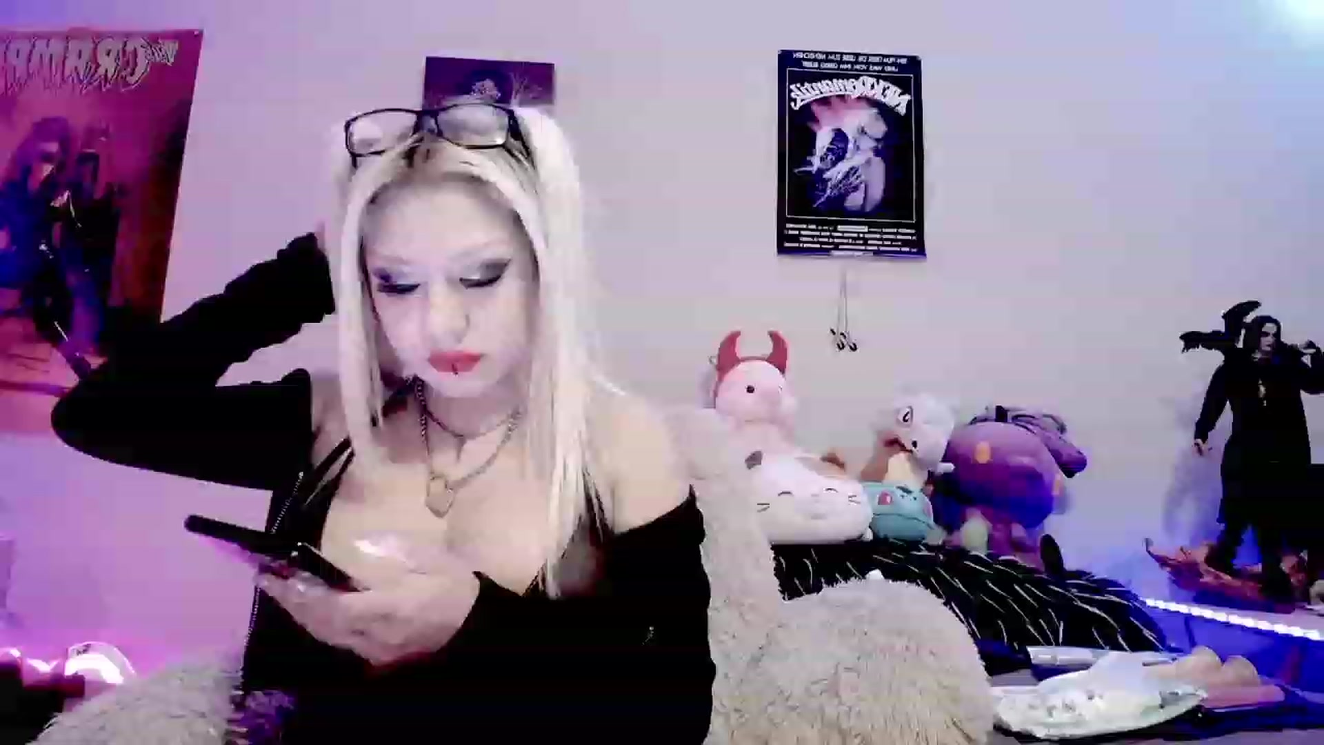 Gallery image thumbnail from Lysergia_'s myfreecams stream on, 12/19/2023, 05:23 image 5 of 20