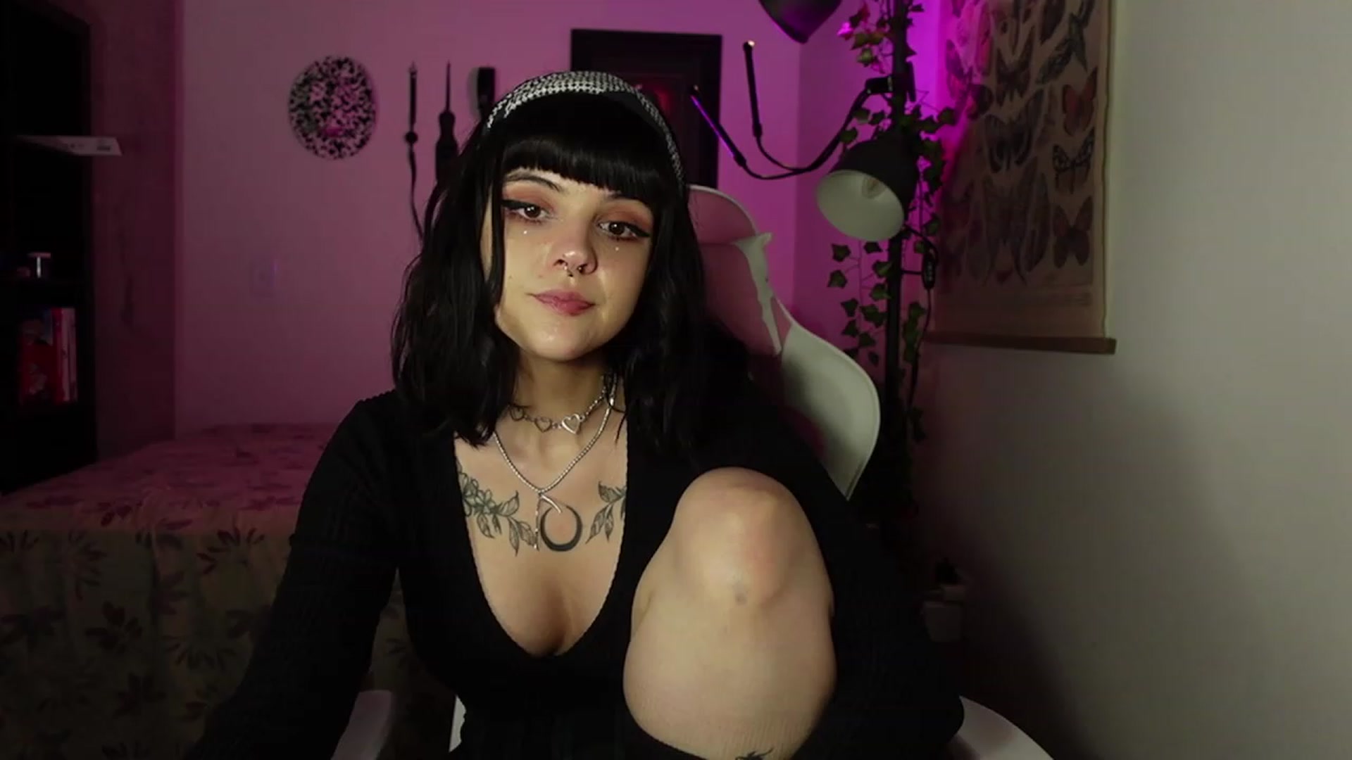 Gallery image thumbnail from Lzardqueen's myfreecams stream on, 11/16/2022, 08:09 image 4 of 20