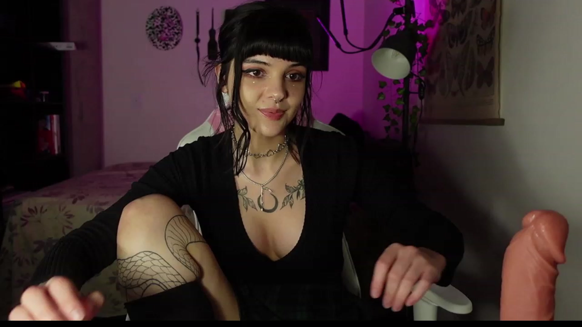 Gallery image thumbnail from Lzardqueen's myfreecams stream on, 11/16/2022, 08:11 image 6 of 20