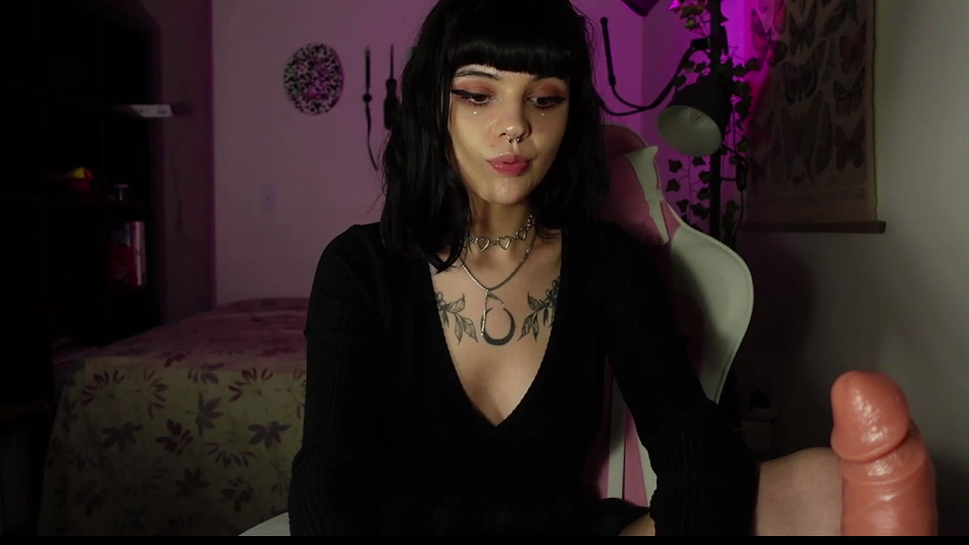 Gallery image thumbnail from Lzardqueen's myfreecams stream on, 11/16/2022, 08:11 image 19 of 20
