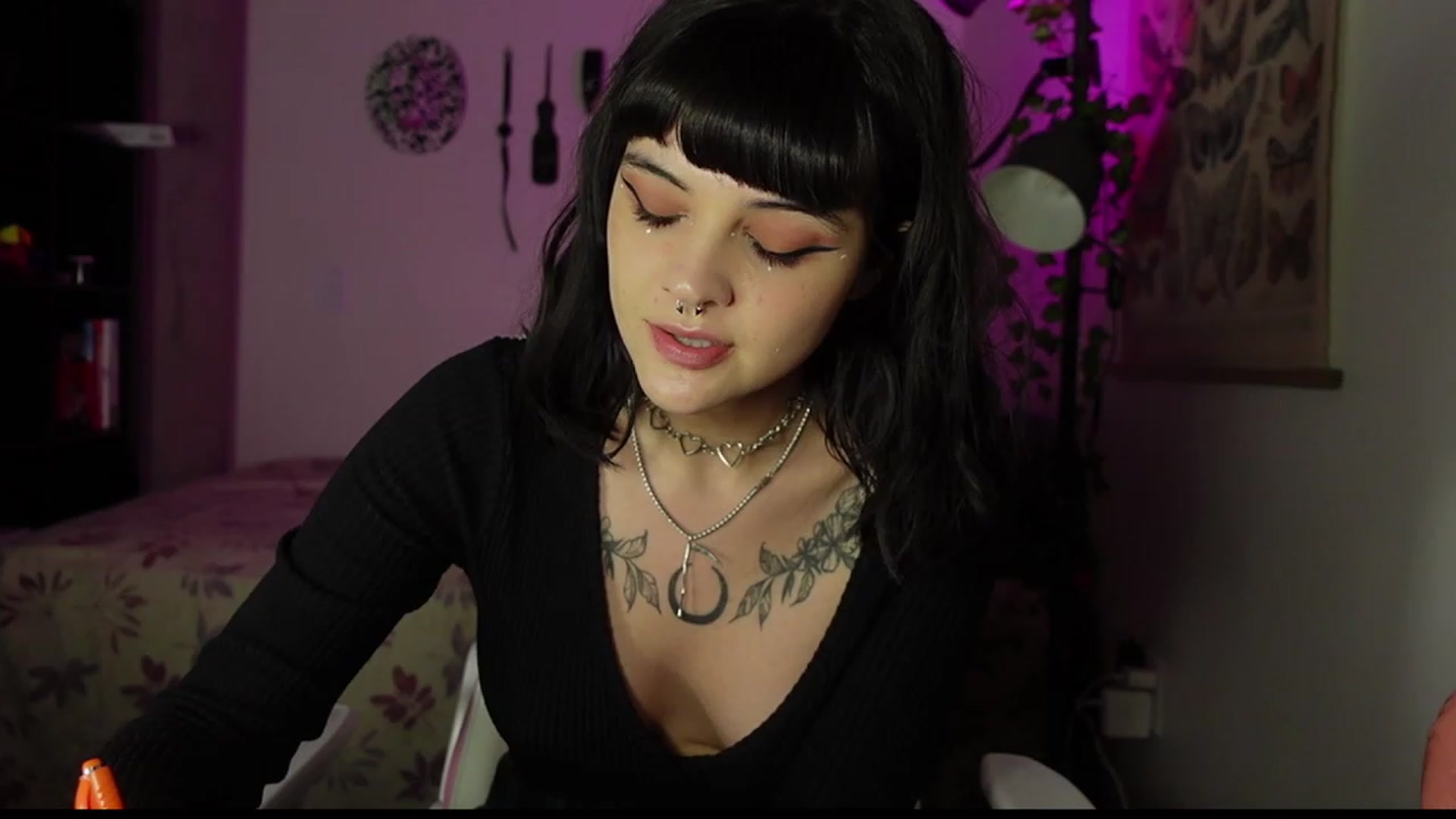 Gallery image thumbnail from Lzardqueen's myfreecams stream on, 11/16/2022, 08:11 image 14 of 20