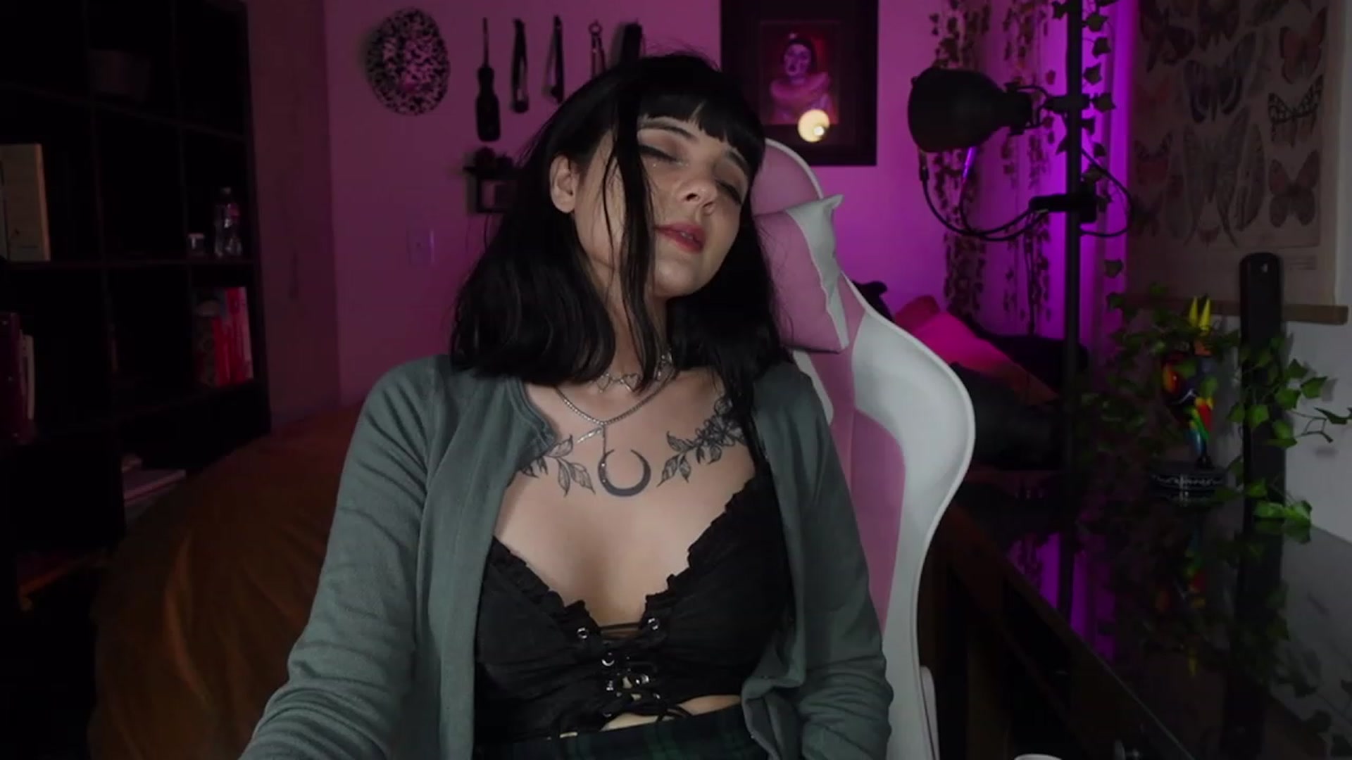Gallery image thumbnail from Lzardqueen's myfreecams stream on, 12/09/2022, 06:06 image 10 of 20