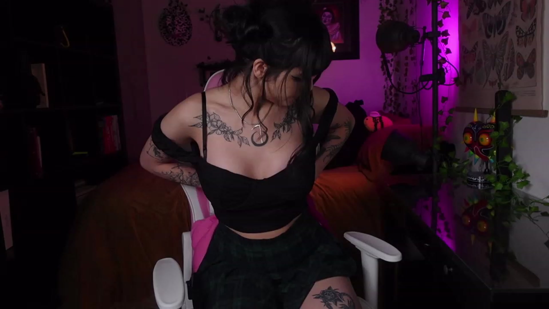 Gallery image thumbnail from Lzardqueen's myfreecams stream on, 12/18/2022, 02:28 image 16 of 20