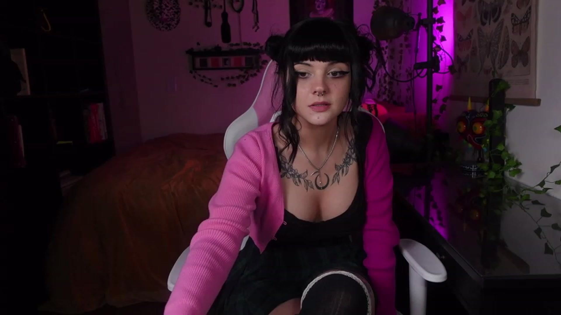 Gallery image thumbnail from Lzardqueen's myfreecams stream on, 12/18/2022, 02:28 image 3 of 20