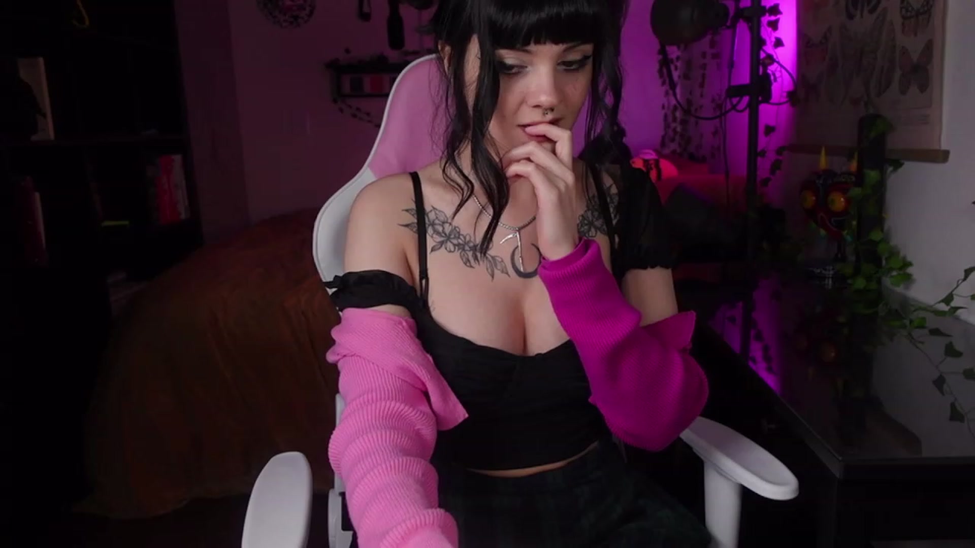 Gallery image thumbnail from Lzardqueen's myfreecams stream on, 12/18/2022, 02:28 image 6 of 20