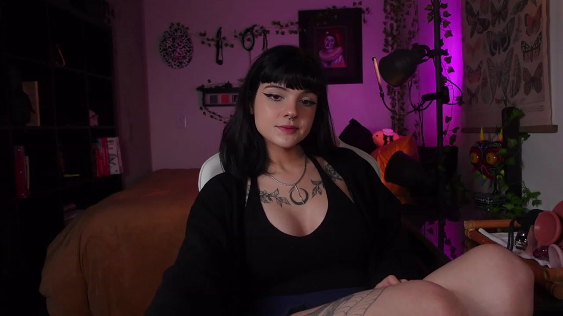 Gallery image thumbnail from Lzardqueen's myfreecams stream on, 12/19/2022, 24:33 image 1 of 20