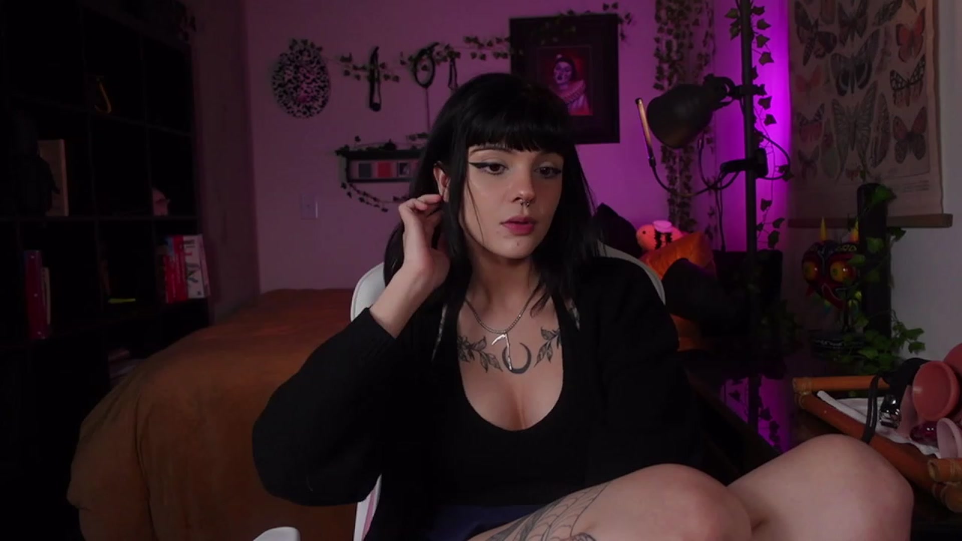 Gallery image thumbnail from Lzardqueen's myfreecams stream on, 12/19/2022, 24:33 image 3 of 20