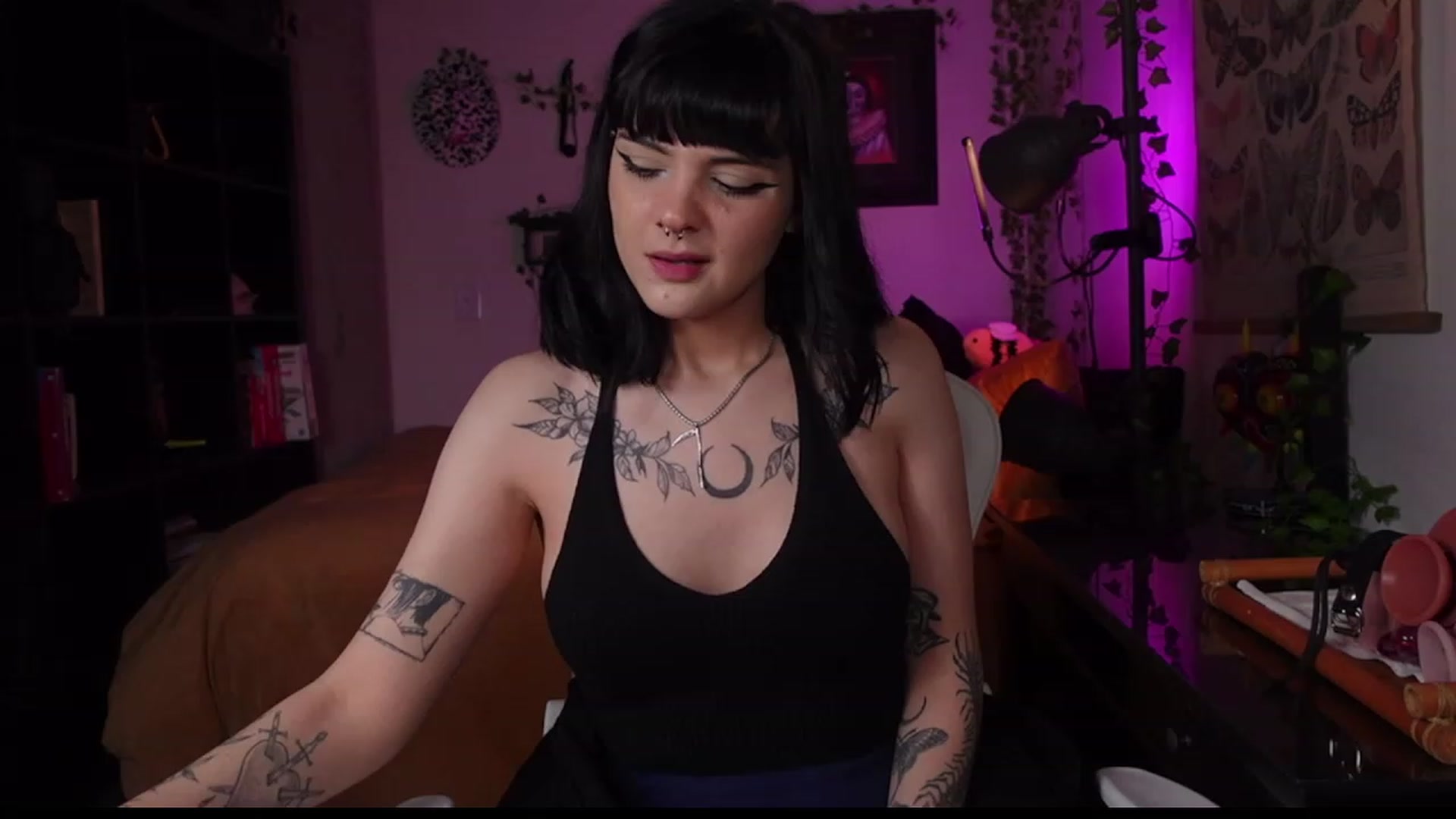 Gallery image thumbnail from Lzardqueen's myfreecams stream on, 12/19/2022, 24:33 image 19 of 20