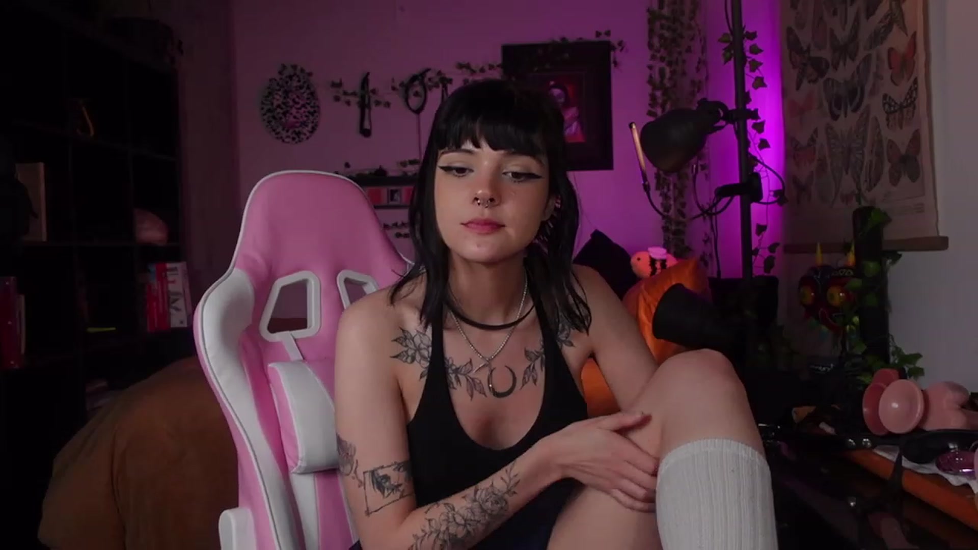 Gallery image thumbnail from Lzardqueen's myfreecams stream on, 12/19/2022, 03:39 image 18 of 20