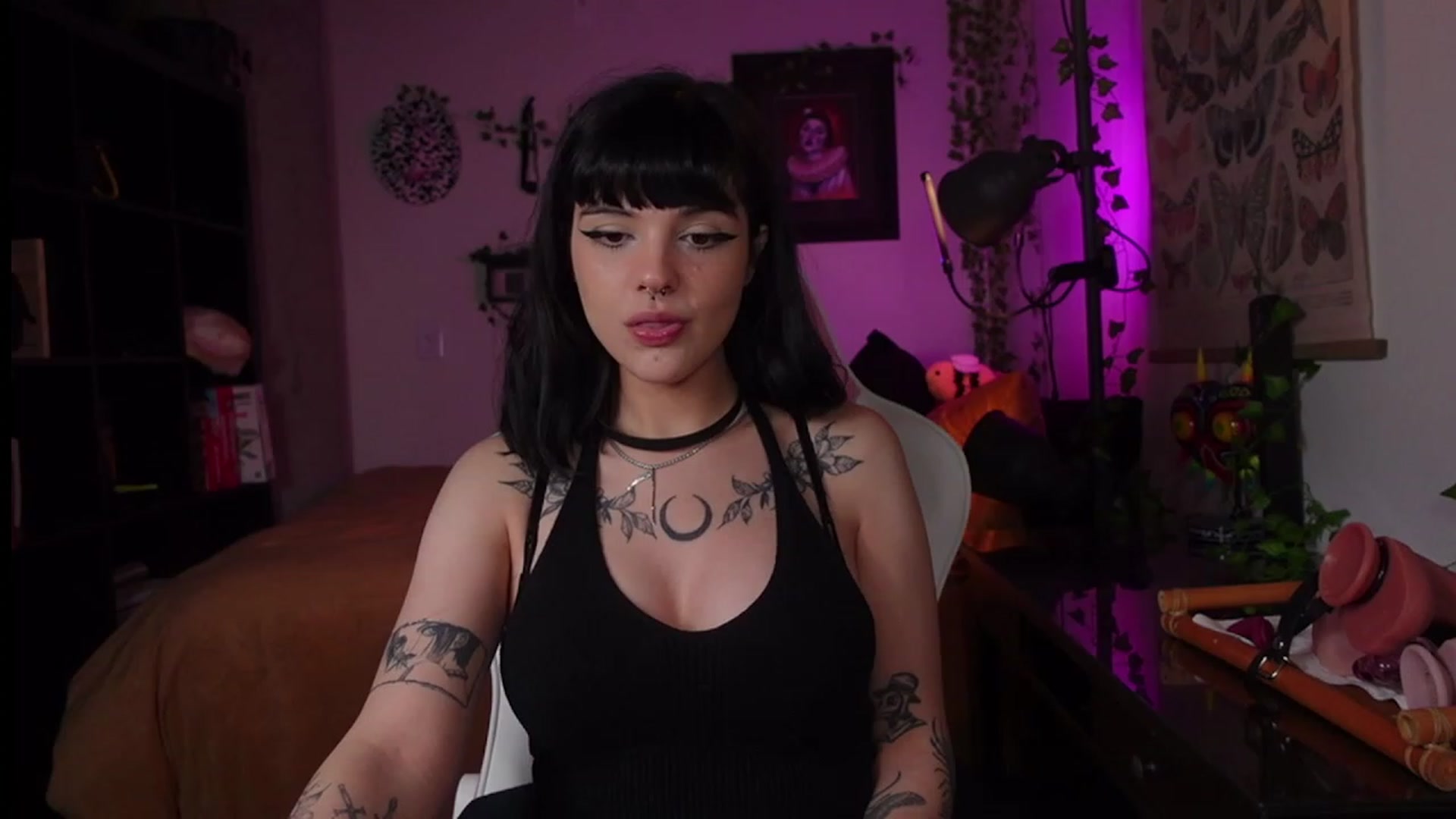 Gallery image thumbnail from Lzardqueen's myfreecams stream on, 12/19/2022, 03:39 image 2 of 20