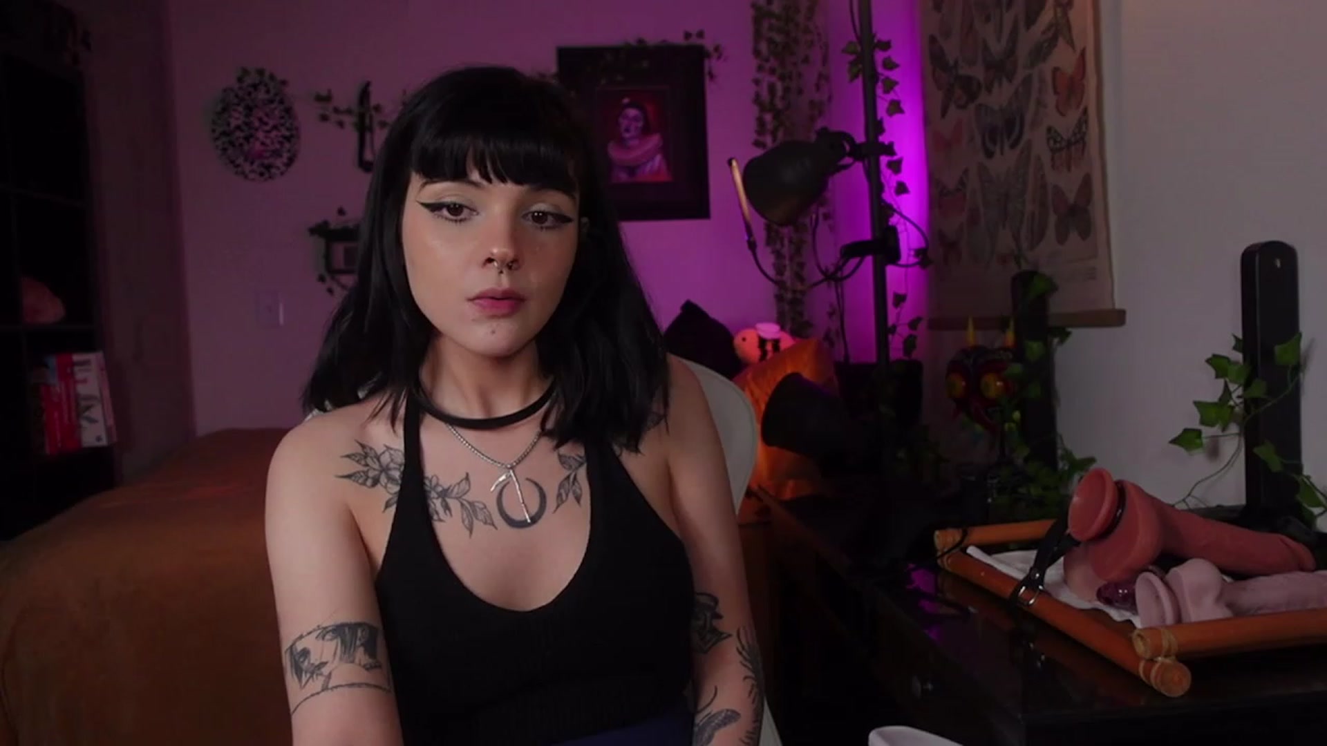 Gallery image thumbnail from Lzardqueen's myfreecams stream on, 12/19/2022, 03:39 image 9 of 20