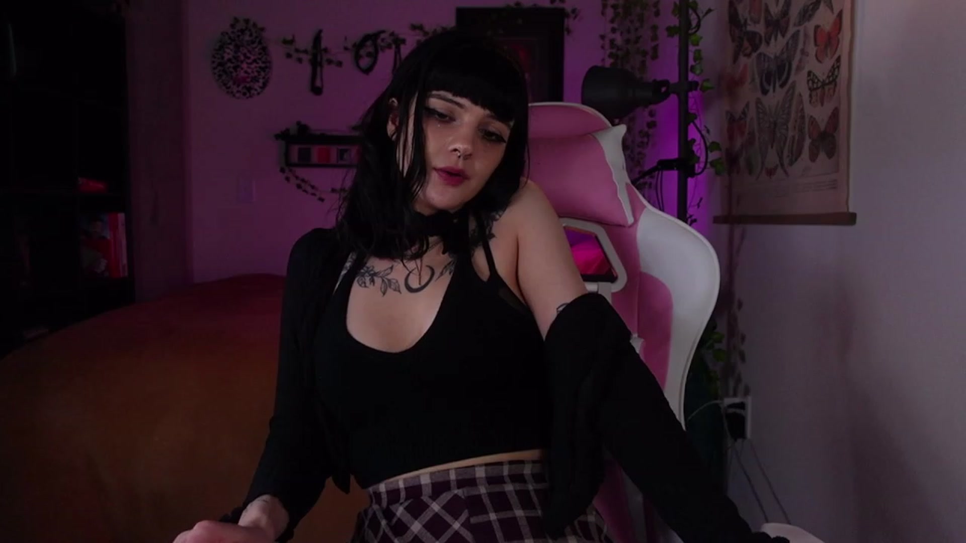 Gallery image thumbnail from Lzardqueen's myfreecams stream on, 01/04/2023, 04:45 image 13 of 20