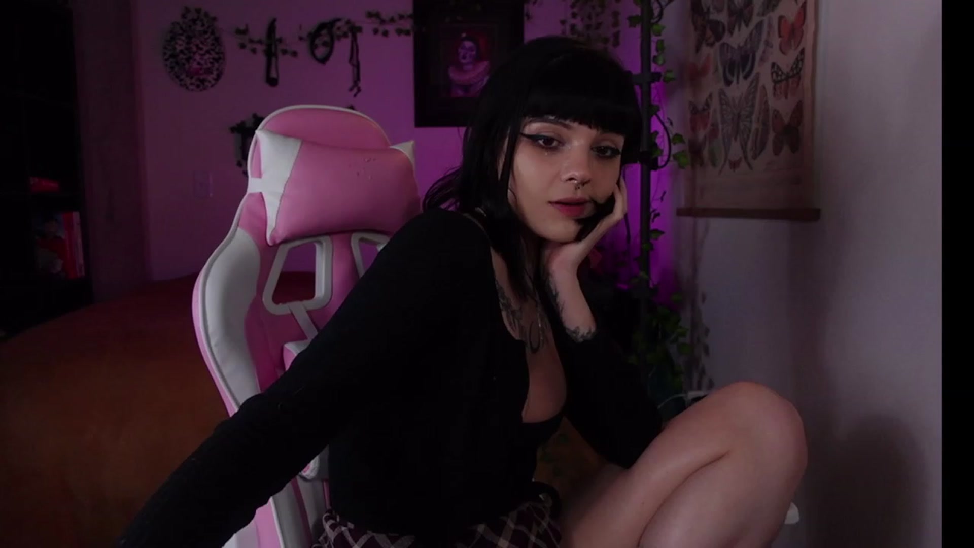 Gallery image thumbnail from Lzardqueen's myfreecams stream on, 01/04/2023, 07:29 image 16 of 20