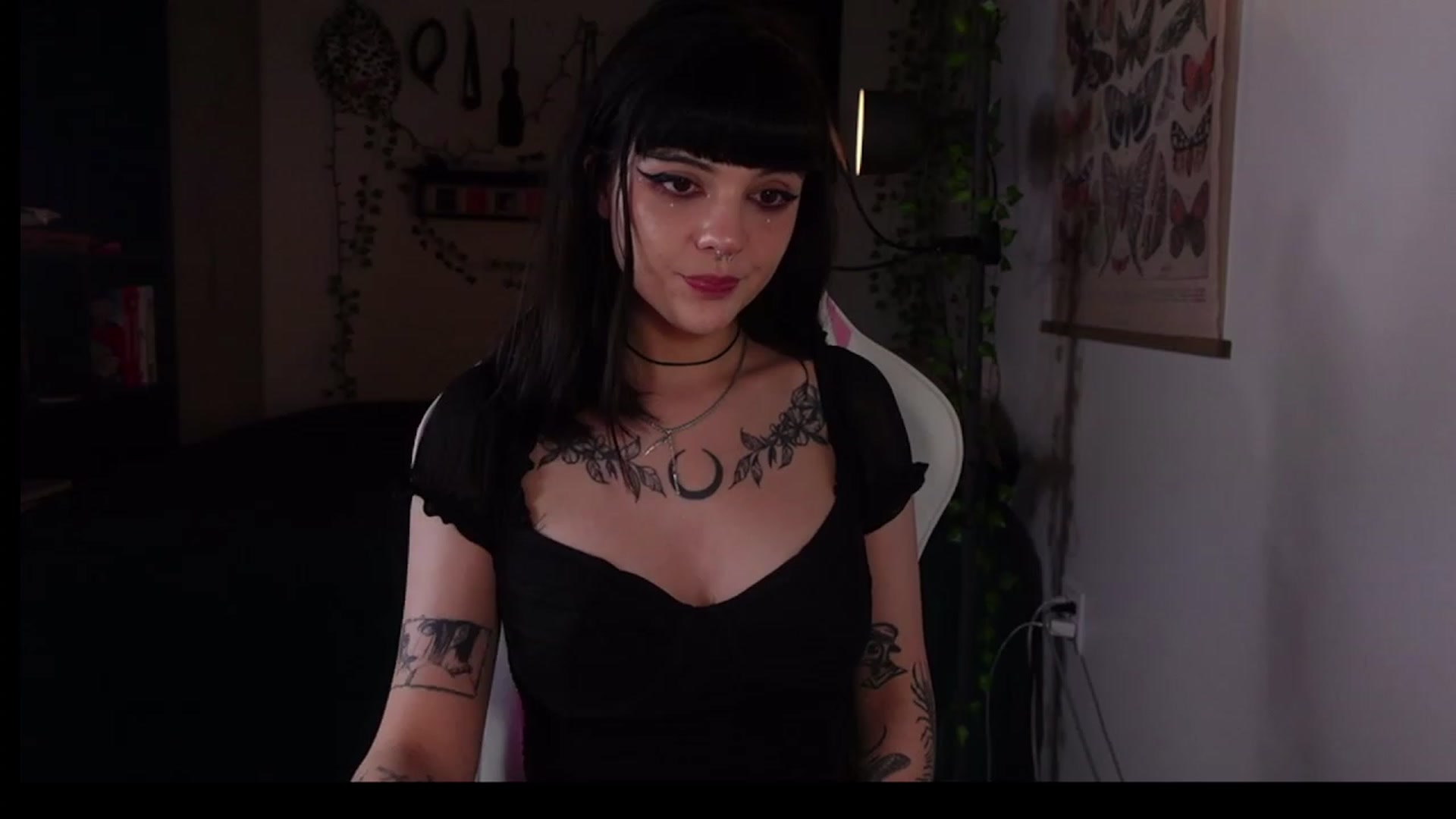 Gallery image thumbnail from Lzardqueen's myfreecams stream on, 01/27/2023, 05:20 image 5 of 20