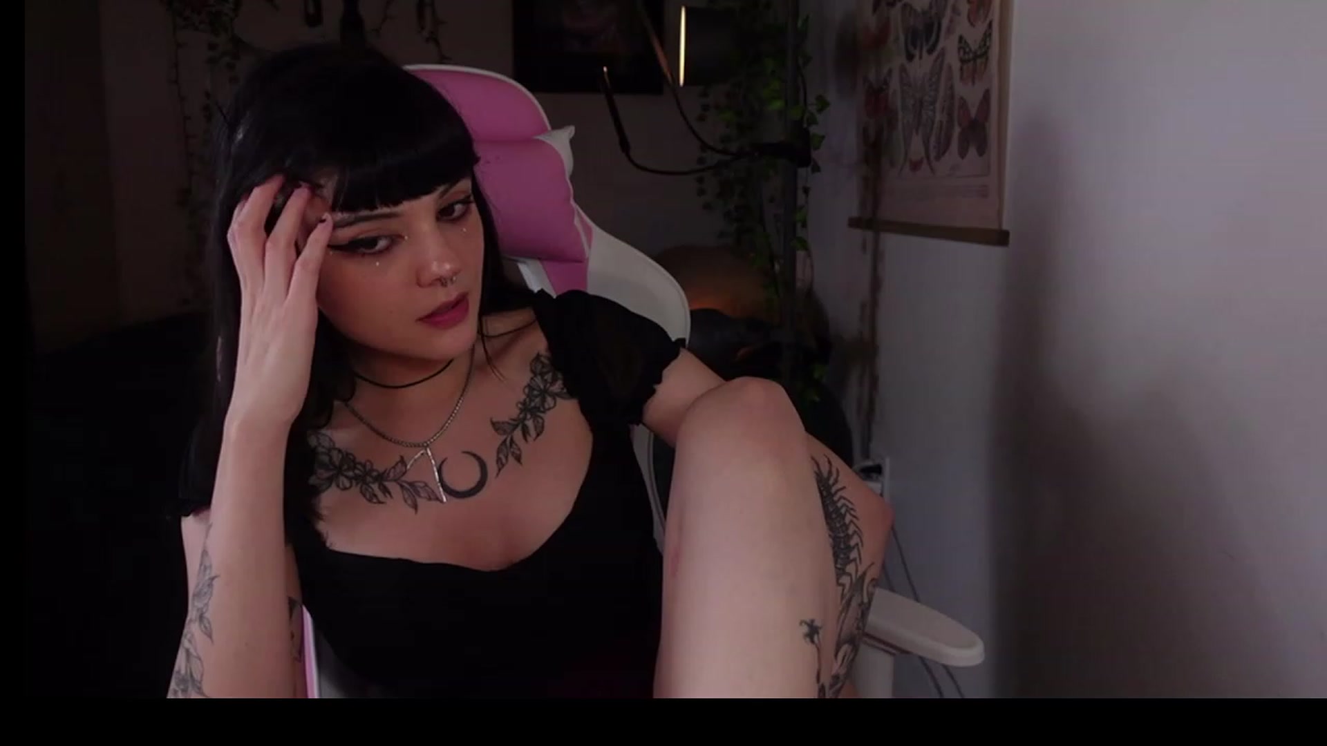 Gallery image thumbnail from Lzardqueen's myfreecams stream on, 01/27/2023, 05:20 image 16 of 20