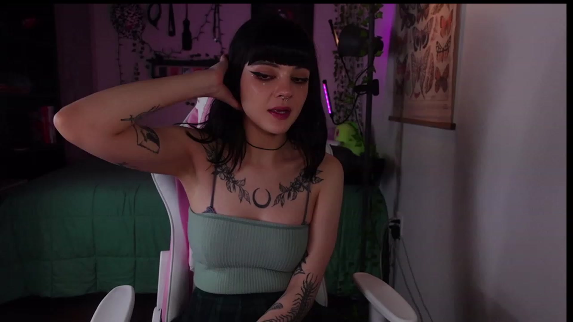 Gallery image thumbnail from Lzardqueen's myfreecams stream on, 01/30/2023, 03:37 image 13 of 20