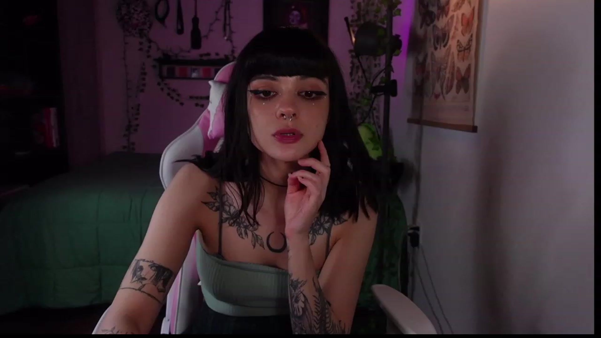 Gallery image thumbnail from Lzardqueen's myfreecams stream on, 01/30/2023, 03:37 image 17 of 20