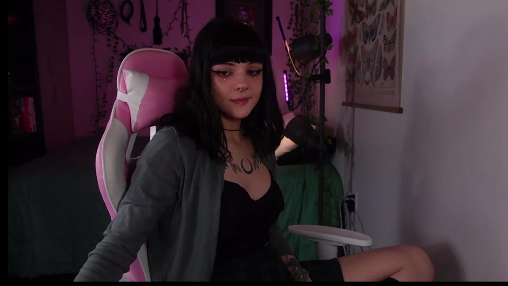 Gallery image thumbnail from Lzardqueen's myfreecams stream on, 01/31/2023, 01:04 image 17 of 20