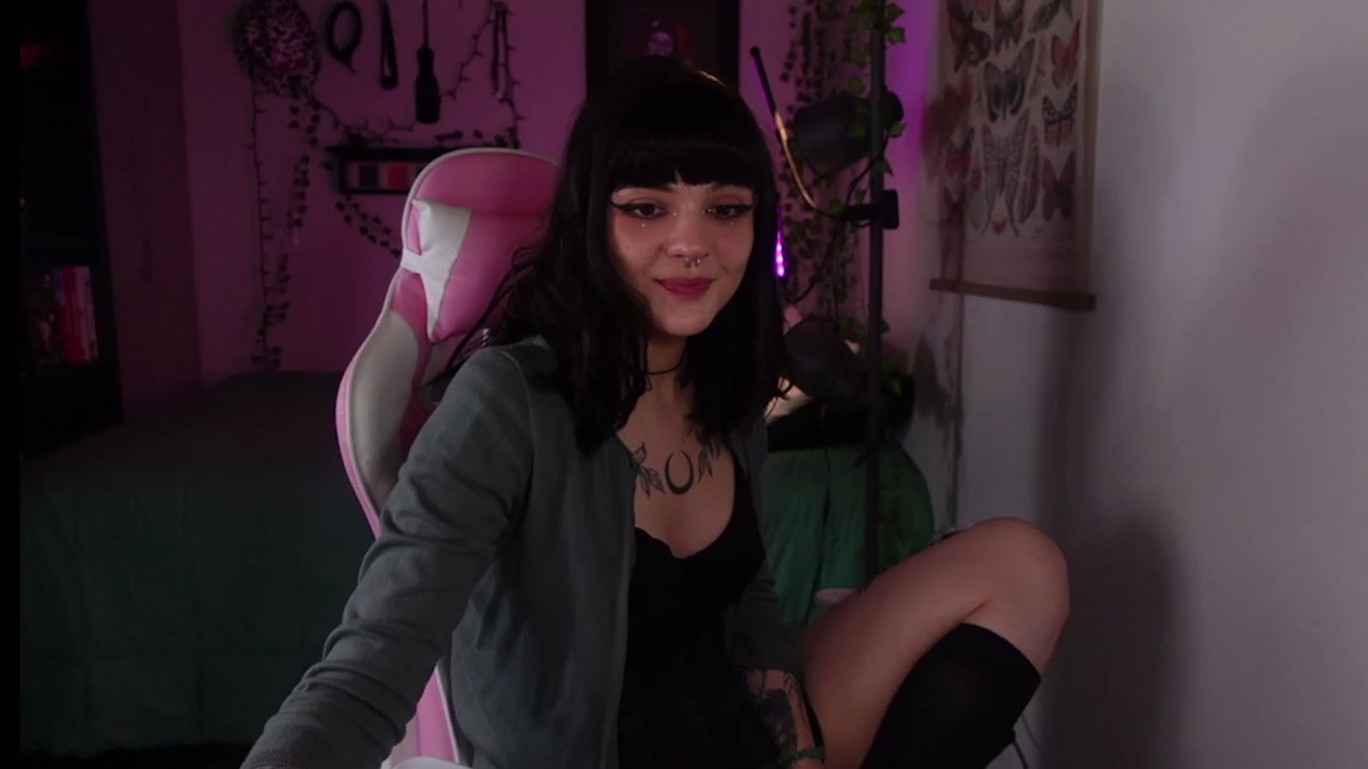 Gallery image thumbnail from Lzardqueen's myfreecams stream on, 01/31/2023, 01:04 image 10 of 20