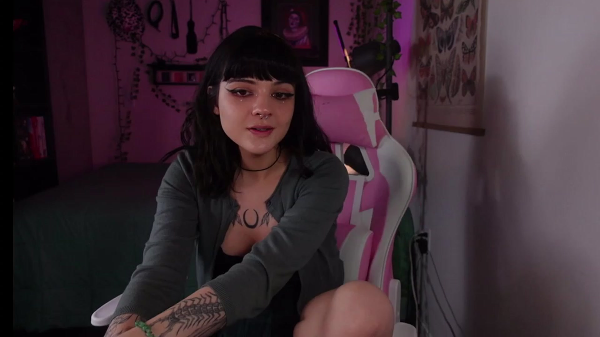 Gallery image thumbnail from Lzardqueen's myfreecams stream on, 01/31/2023, 01:04 image 6 of 20