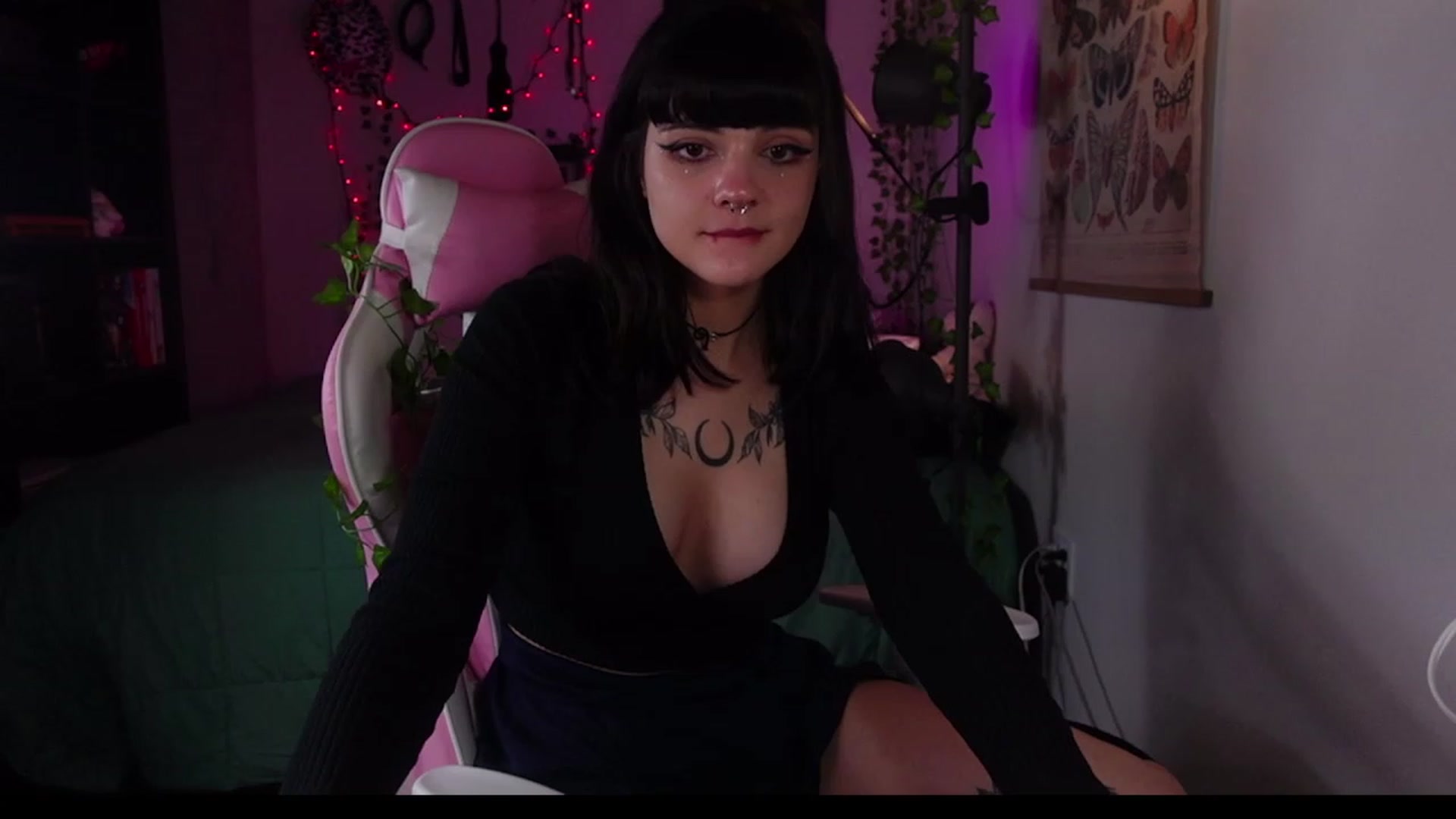 Gallery image thumbnail from Lzardqueen's myfreecams stream on, 02/03/2023, 05:31 image 12 of 20