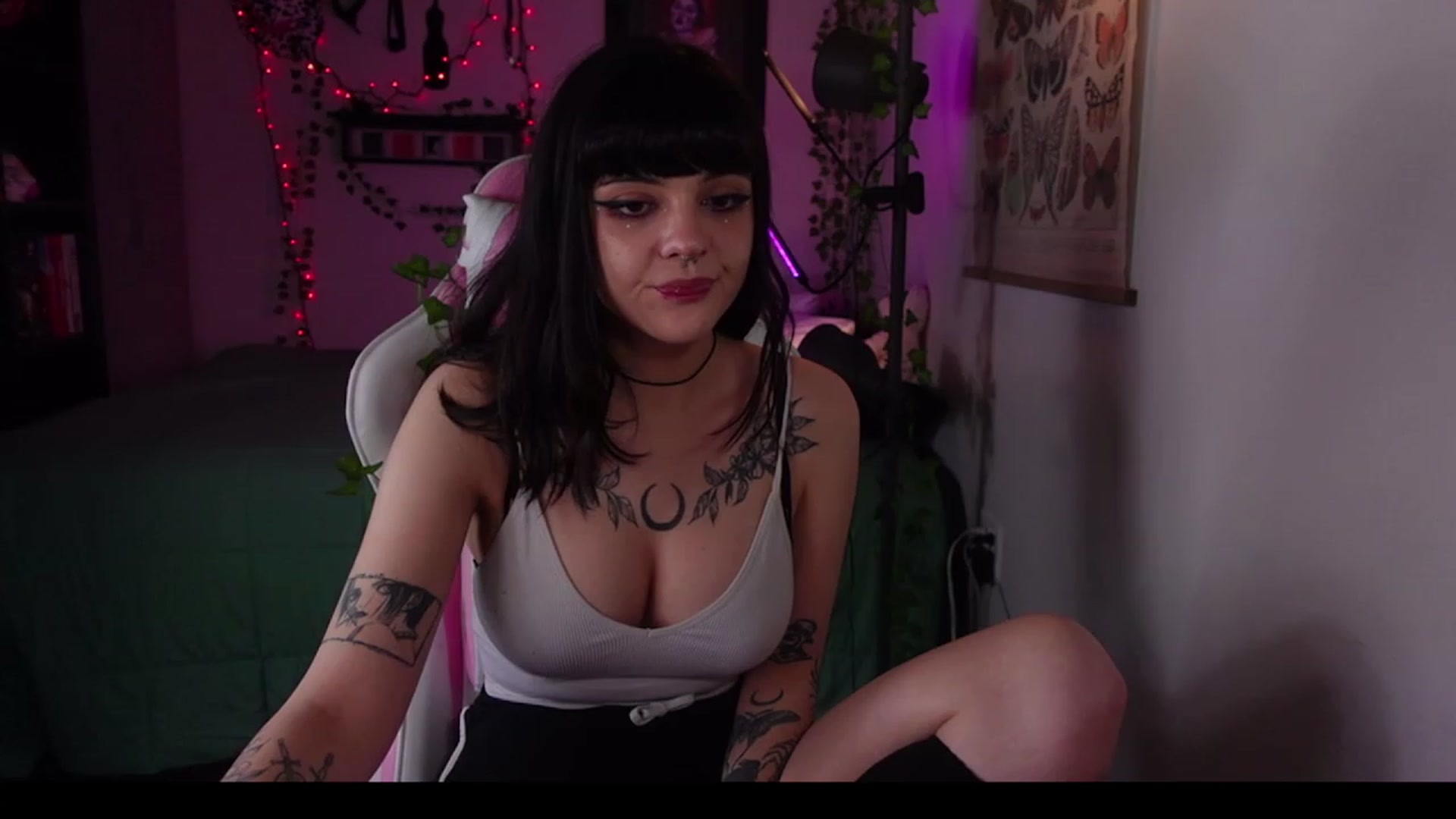 Gallery image thumbnail from Lzardqueen's myfreecams stream on, 02/03/2023, 07:20 image 1 of 20