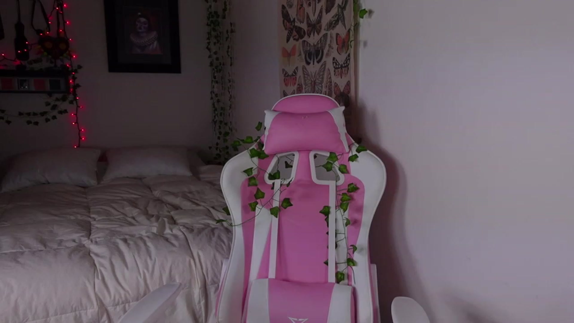 Gallery image thumbnail from Lzardqueen's myfreecams stream on, 02/17/2023, 08:17 image 12 of 20