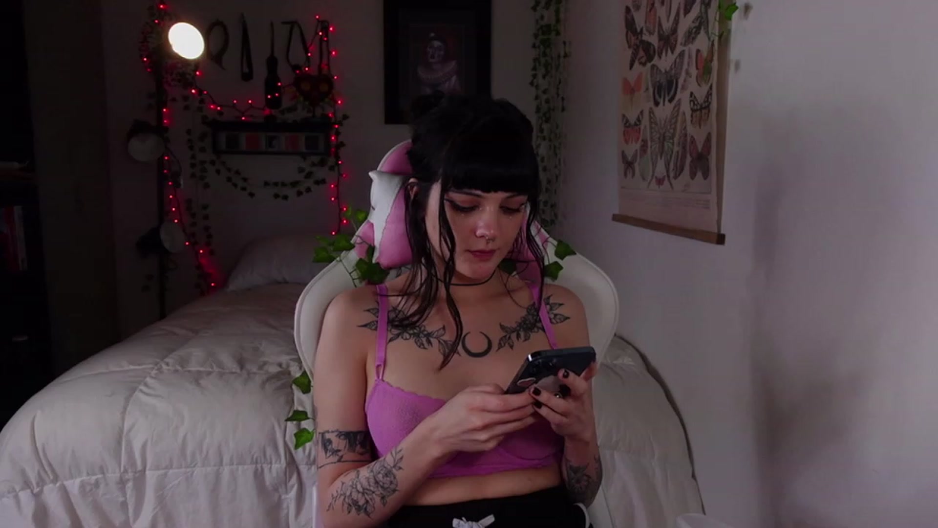 Gallery image thumbnail from Lzardqueen's myfreecams stream on, 02/17/2023, 09:17 image 11 of 20